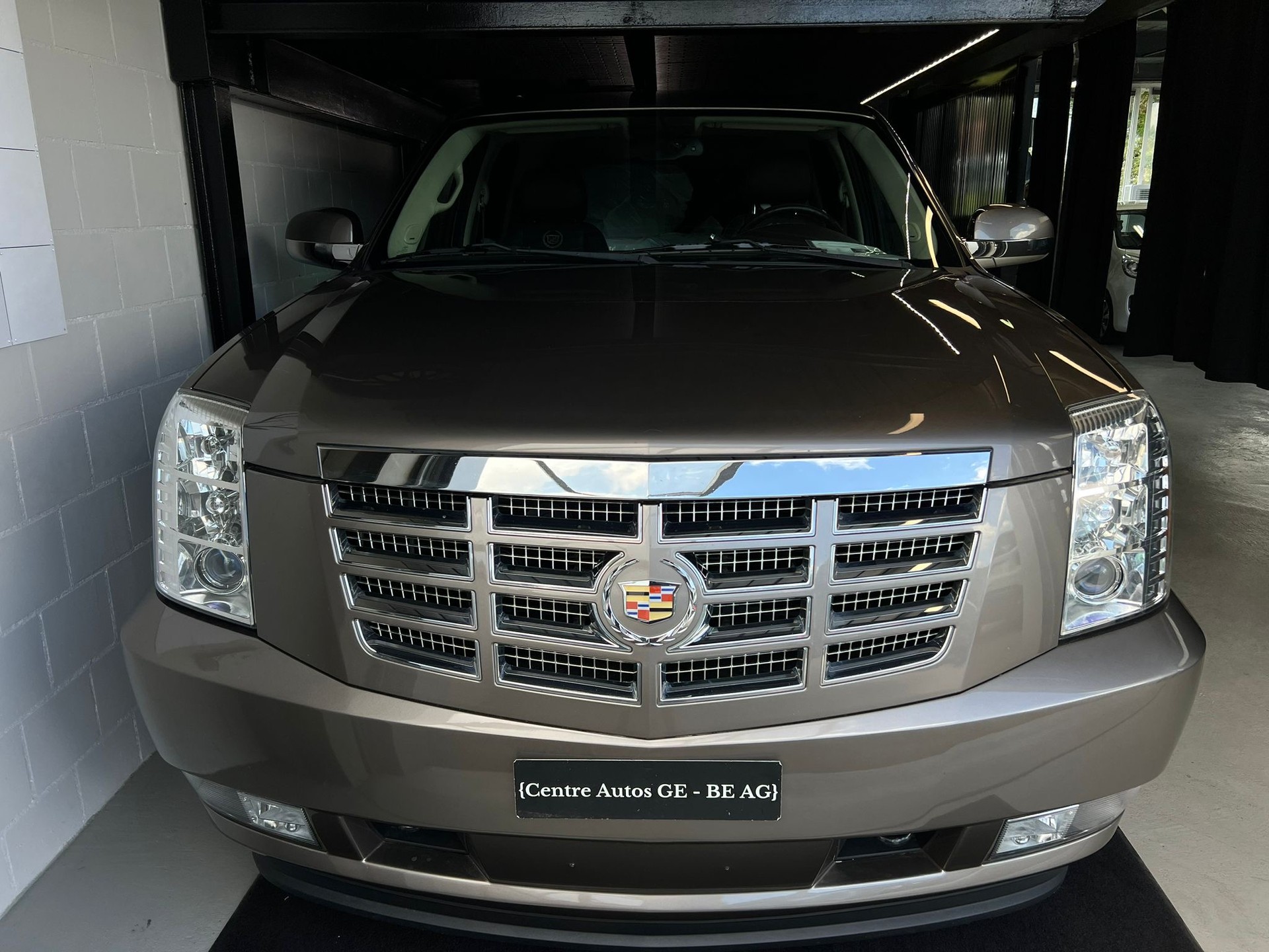 CADILLAC Escalade 6.2 Platinum Edition-showroom-element-1