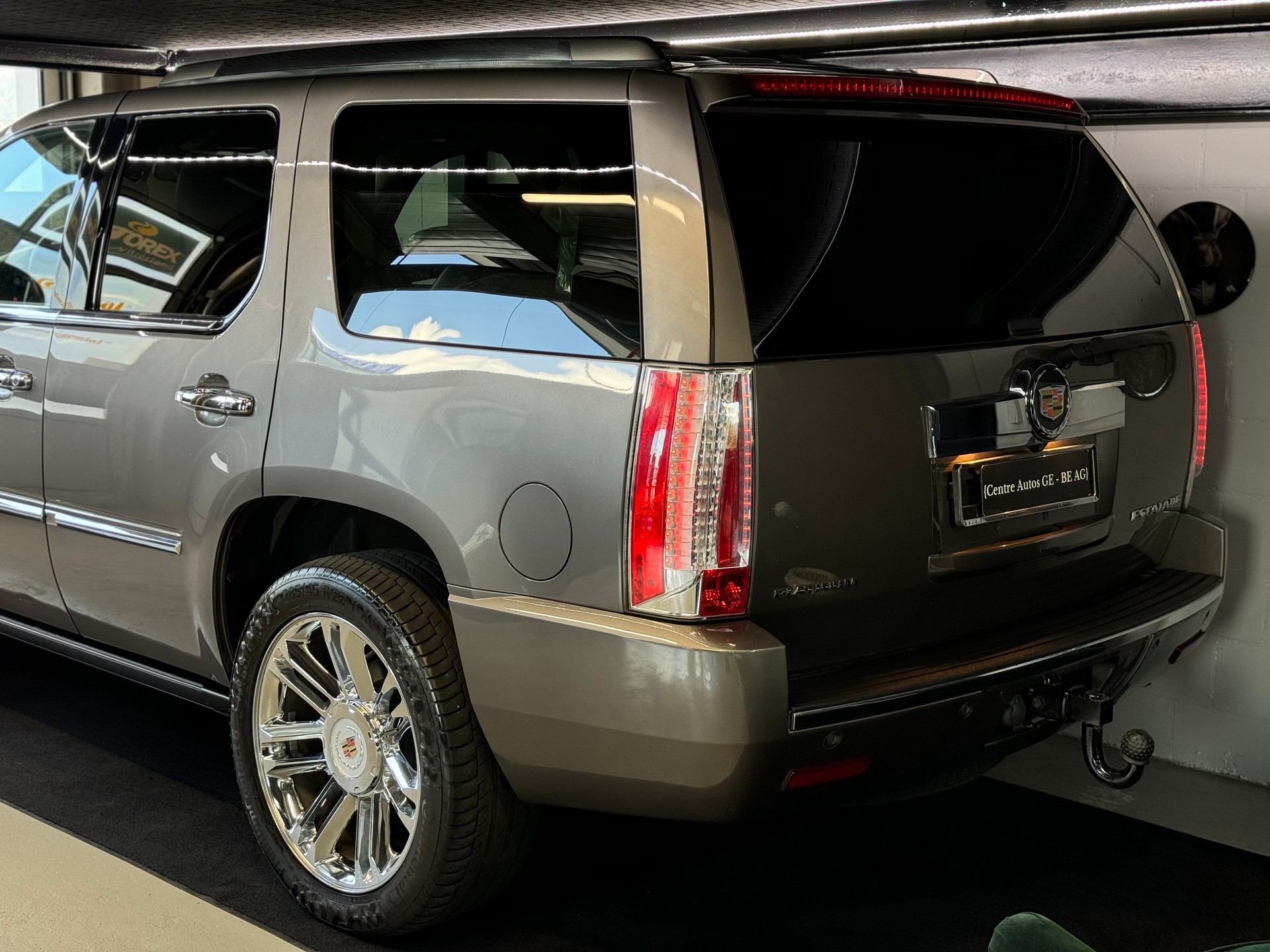 CADILLAC Escalade 6.2 Platinum Edition-showroom-element-3