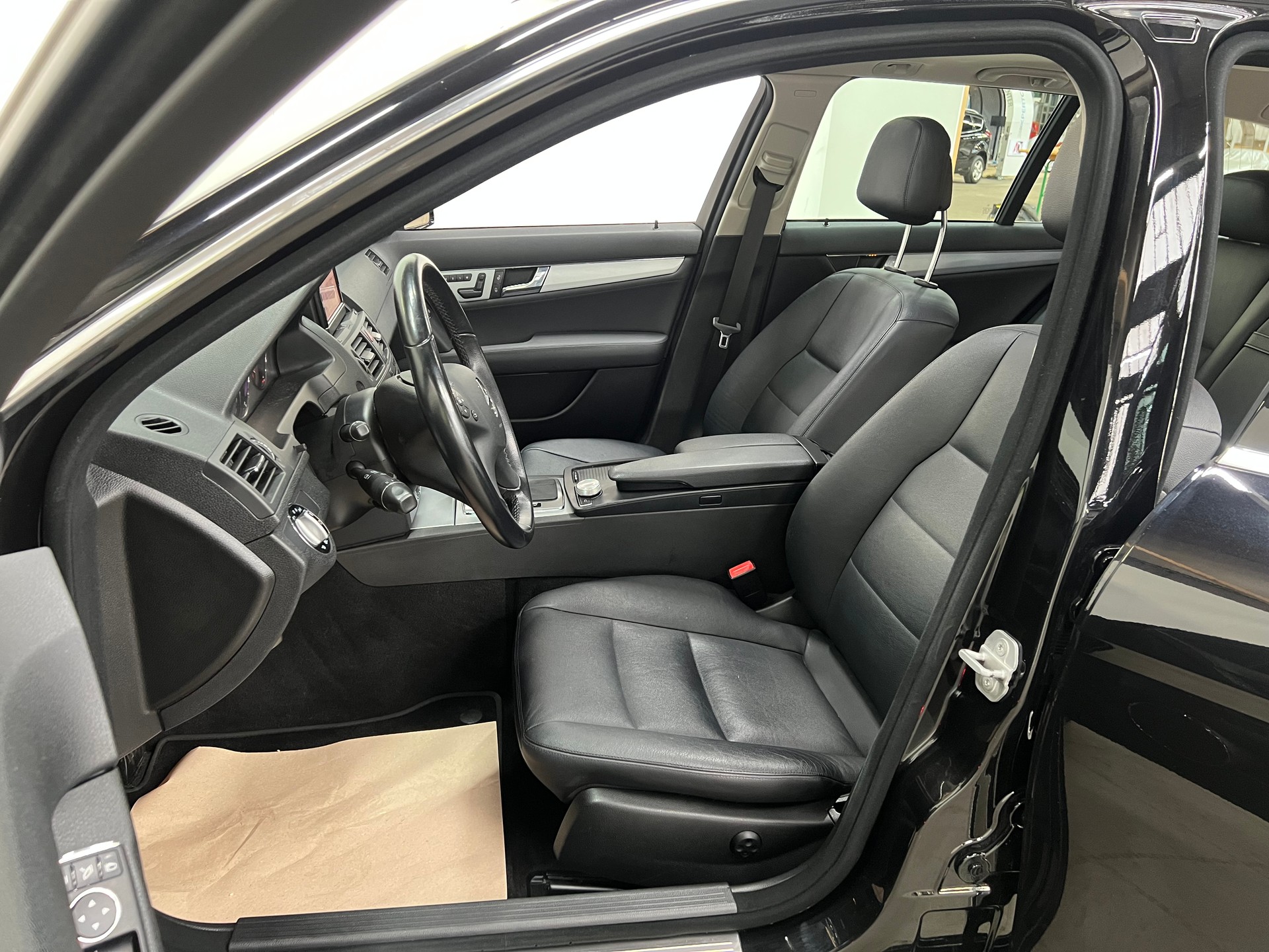 MERCEDES-BENZ MB C 250 CGI KOMBI AUTOMAT "AVANTGARDE" MIT VIEL ZUBEHÖR: LEDER SCHIEBEDACH NAVI AB MFK AB SERVICE.-showroom-element-3