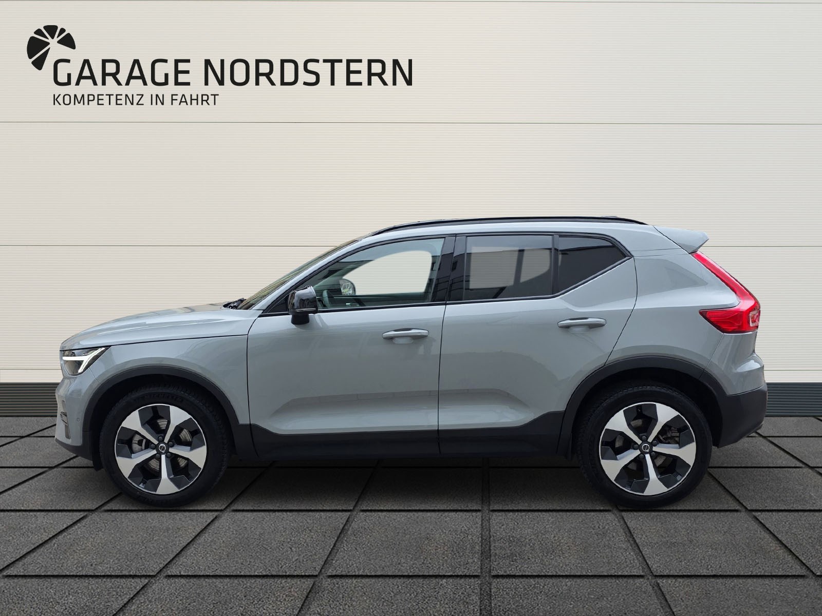 VOLVO XC40 2.0 B4 MH Plus Dark-showroom-element-1