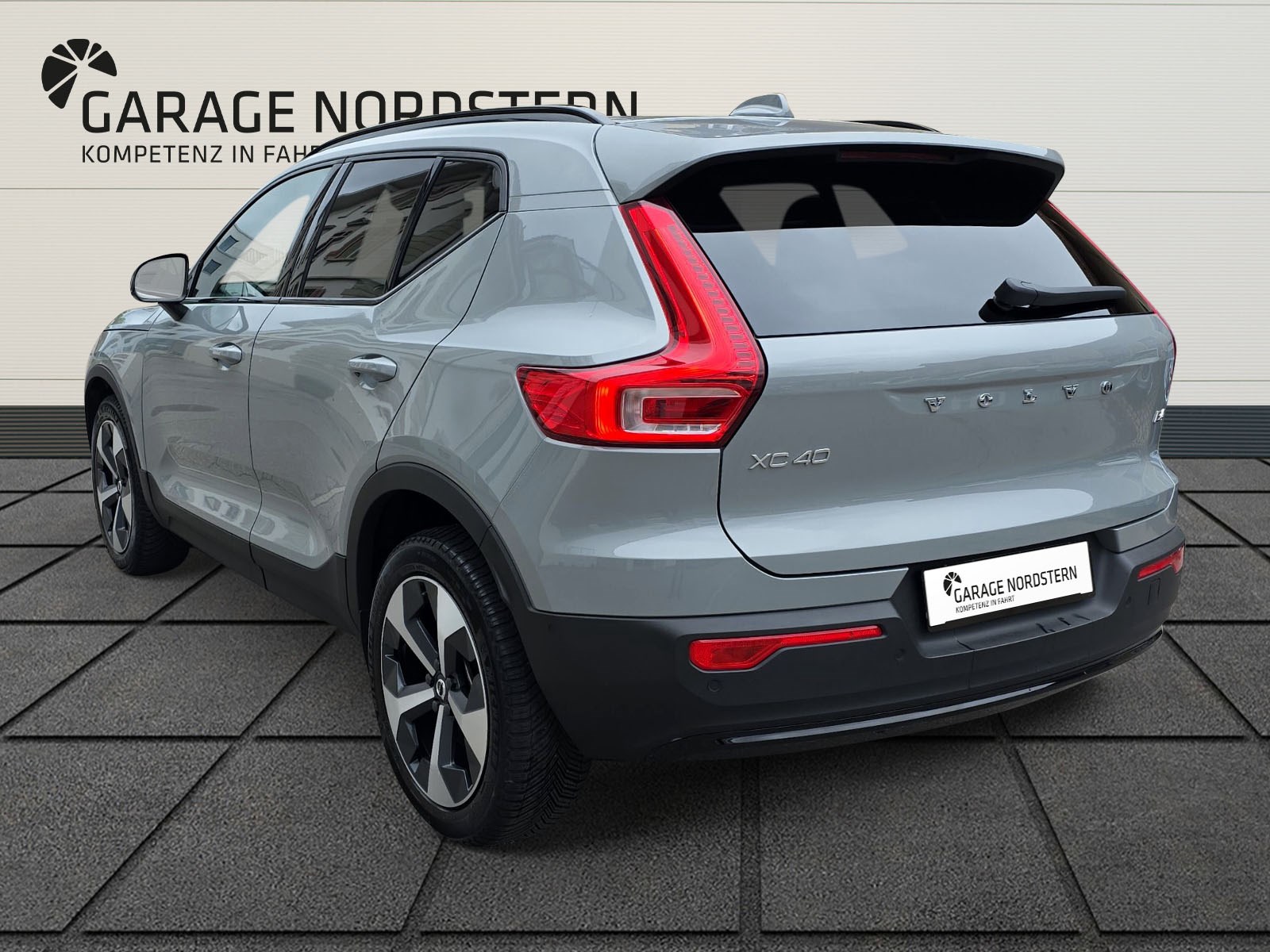 VOLVO XC40 2.0 B4 MH Plus Dark-showroom-element-2