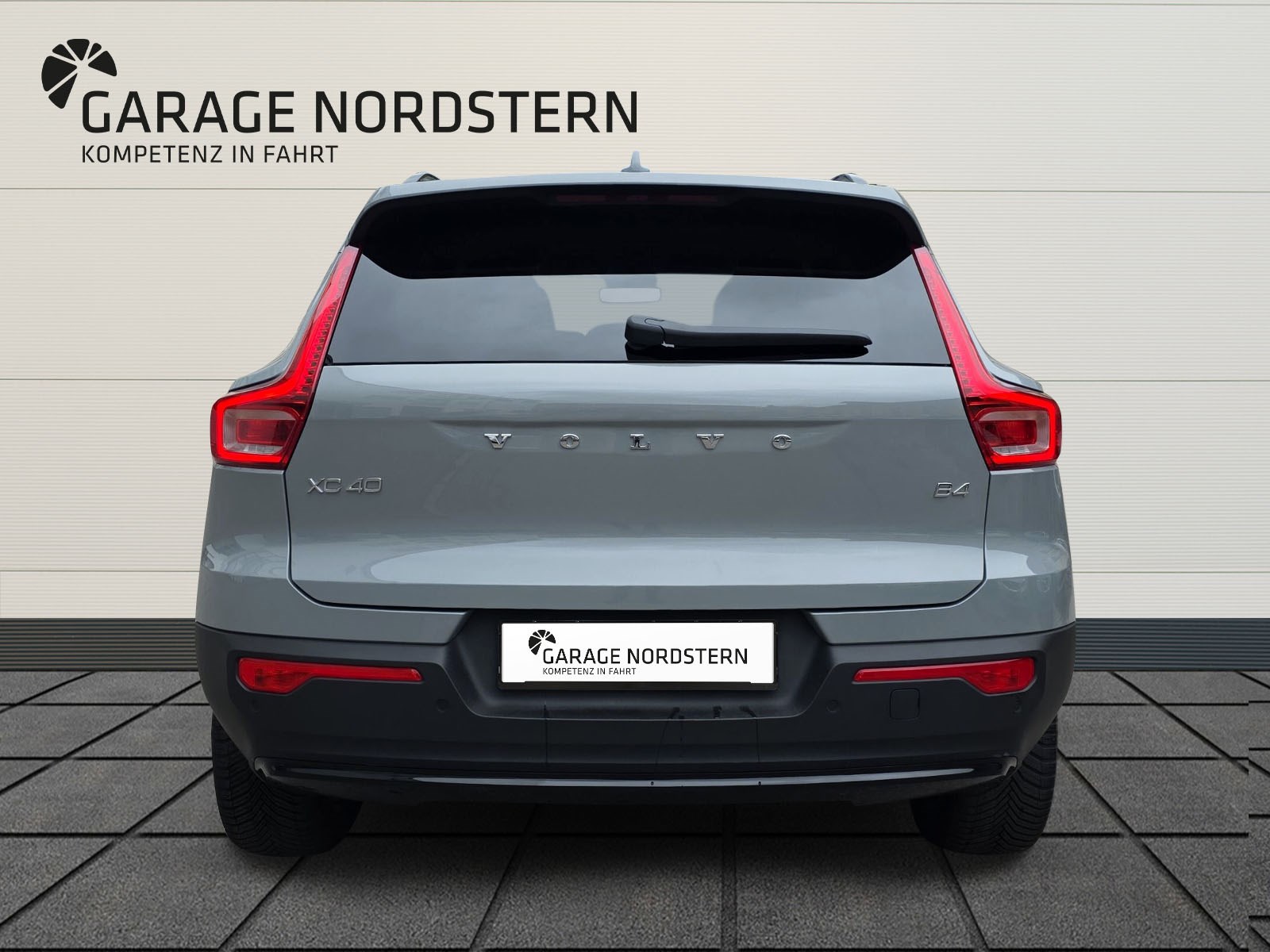 VOLVO XC40 2.0 B4 MH Plus Dark-showroom-element-3