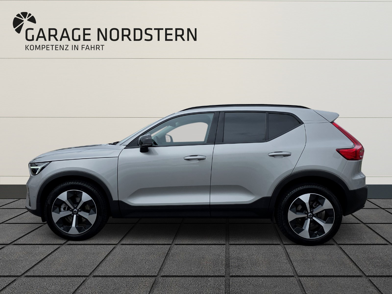 VOLVO XC40 2.0 B4 MH Plus Dark-showroom-element-1