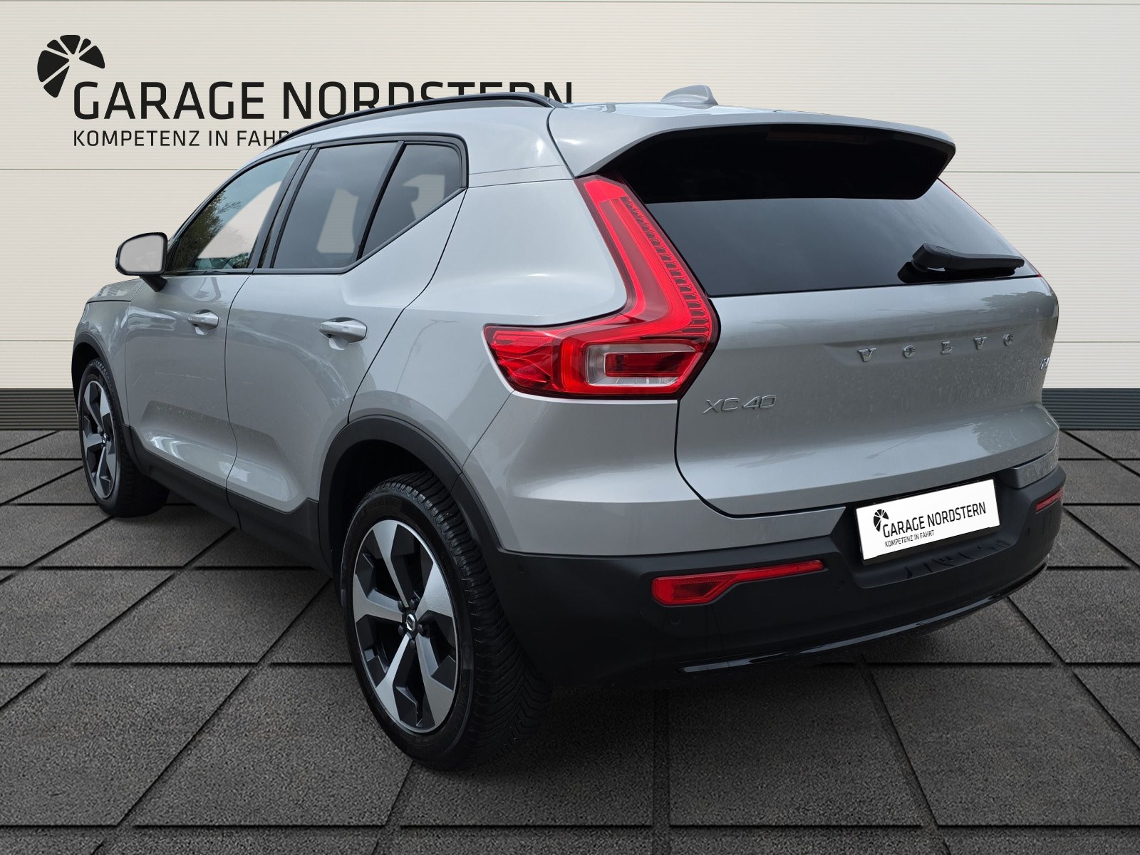 VOLVO XC40 2.0 B4 MH Plus Dark-showroom-element-2