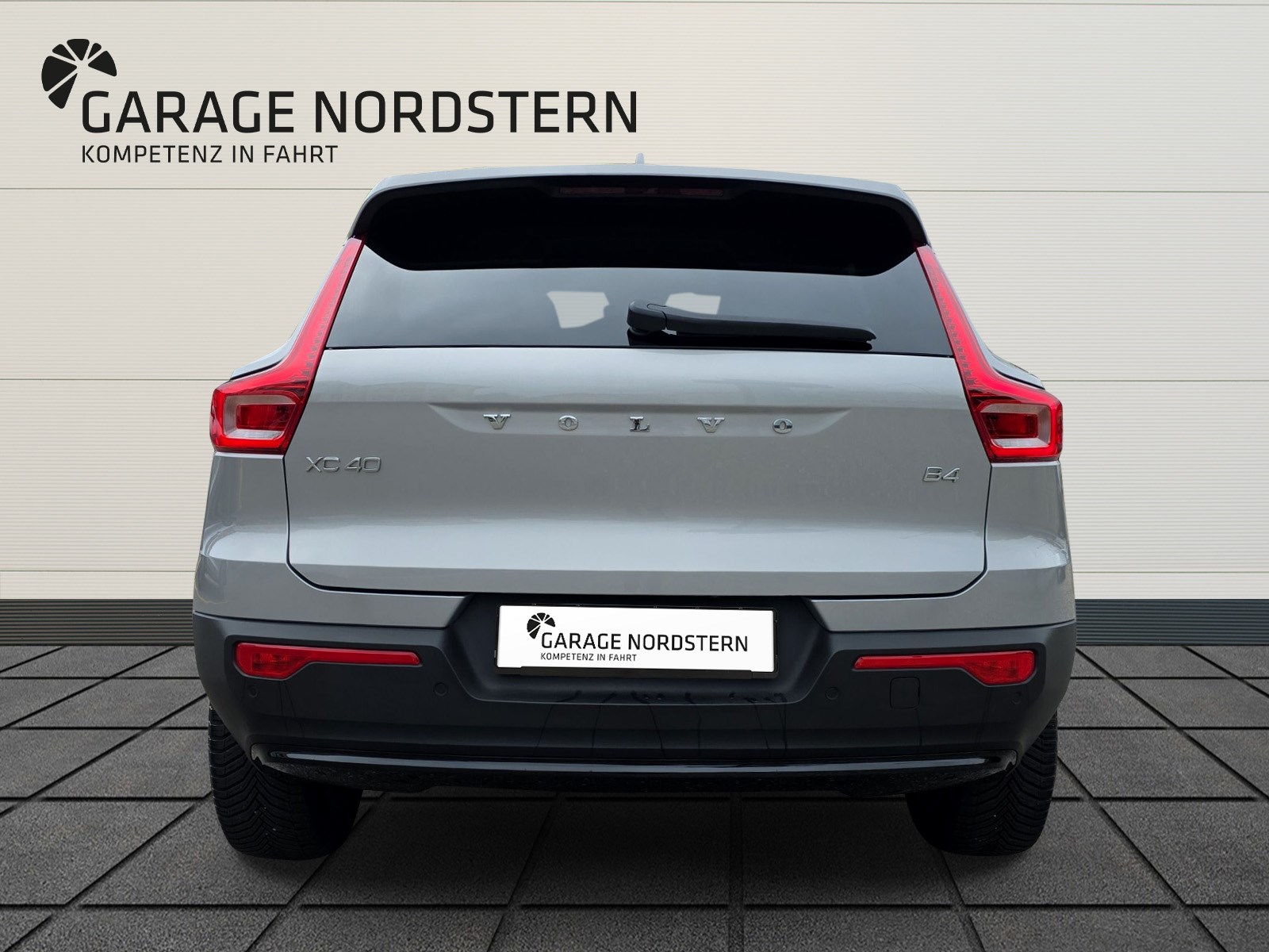 VOLVO XC40 2.0 B4 MH Plus Dark-showroom-element-3