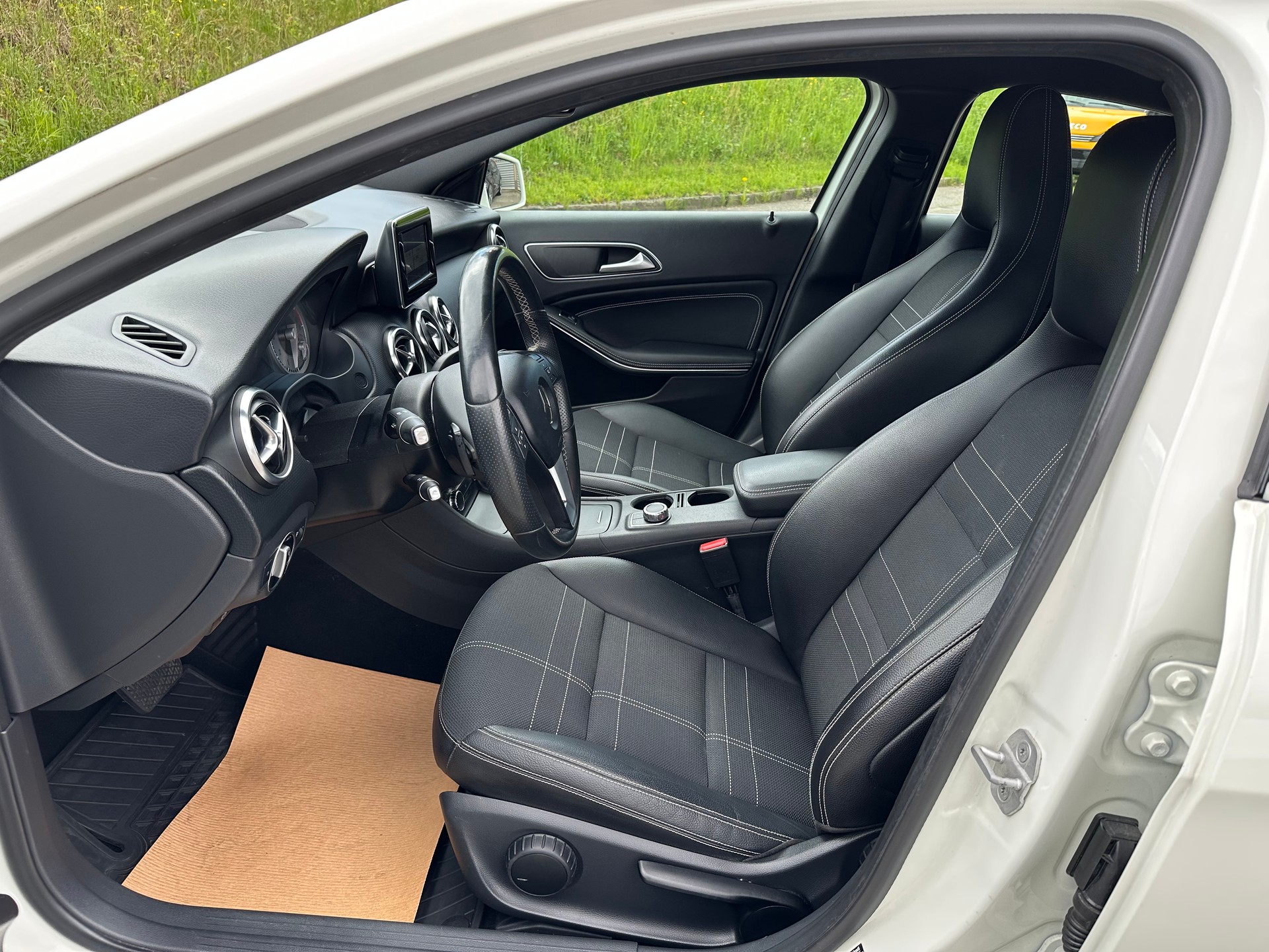MERCEDES-BENZ A 180 Urban 7G-DCT-image-7