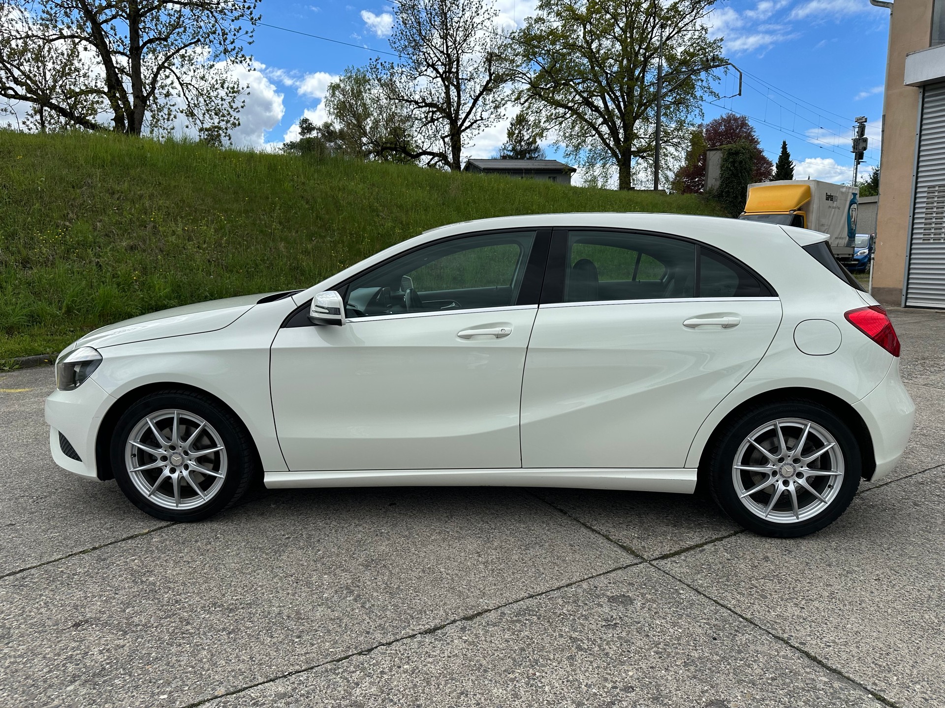 MERCEDES-BENZ A 180 Urban 7G-DCT-showroom-element-1