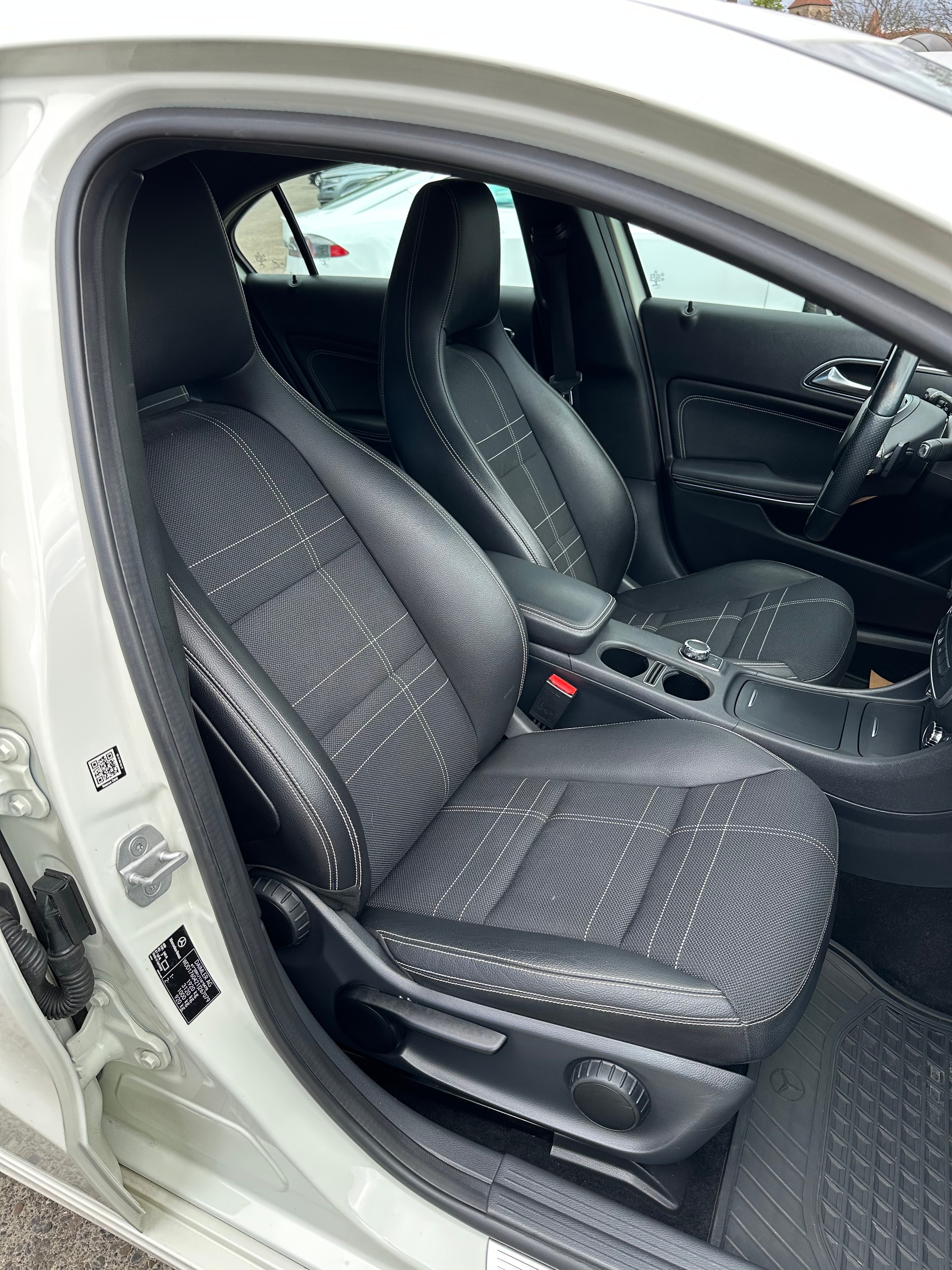 MERCEDES-BENZ A 180 Urban 7G-DCT-image-14