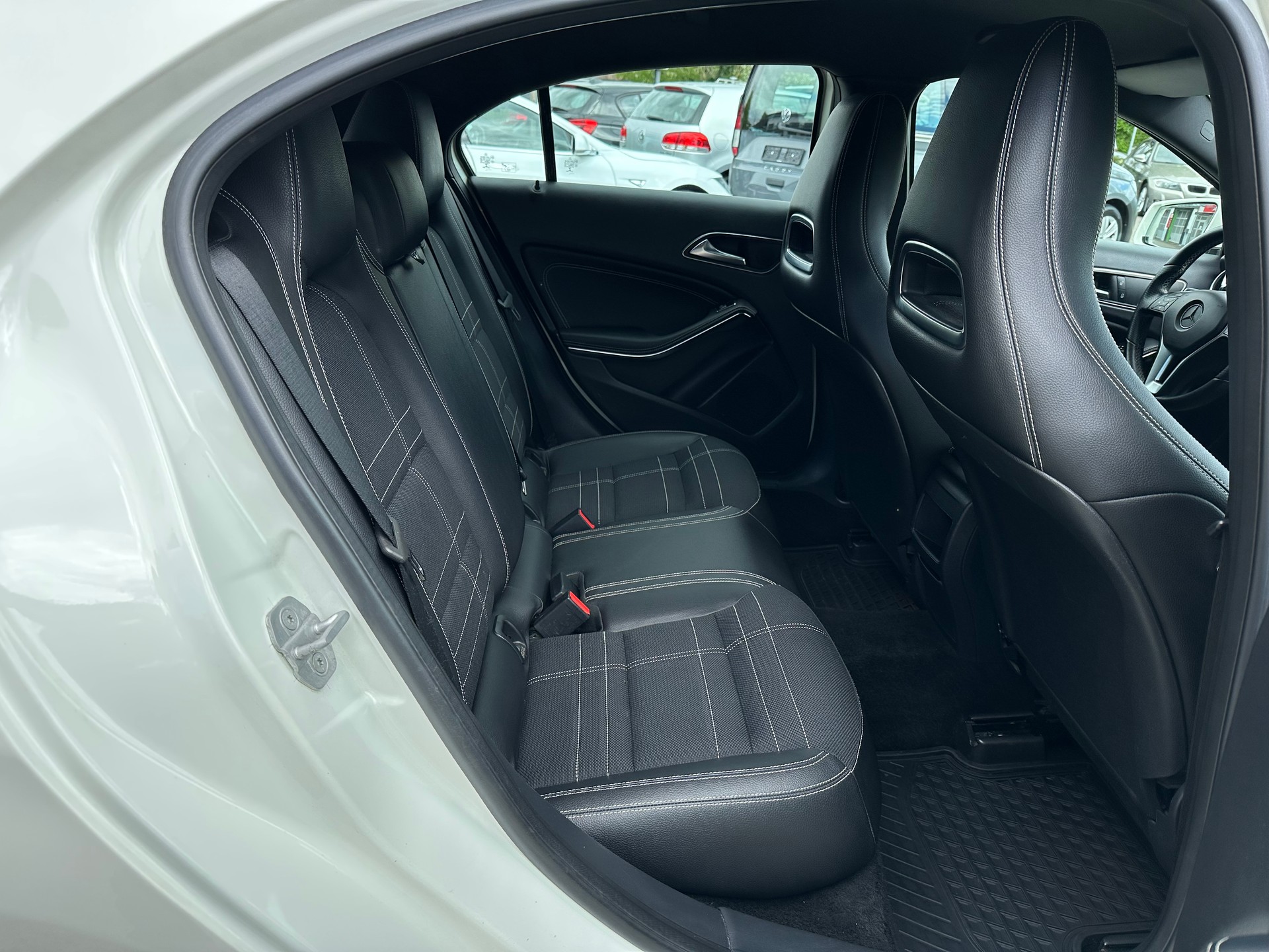 MERCEDES-BENZ A 180 Urban 7G-DCT-image-12