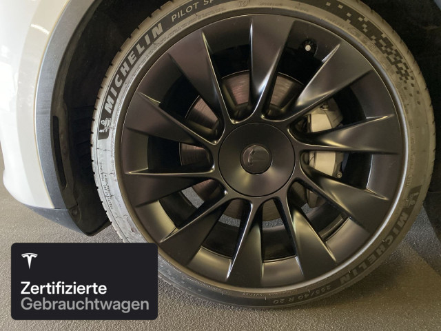 TESLA Model Y Long Range AWD-showroom-element-3