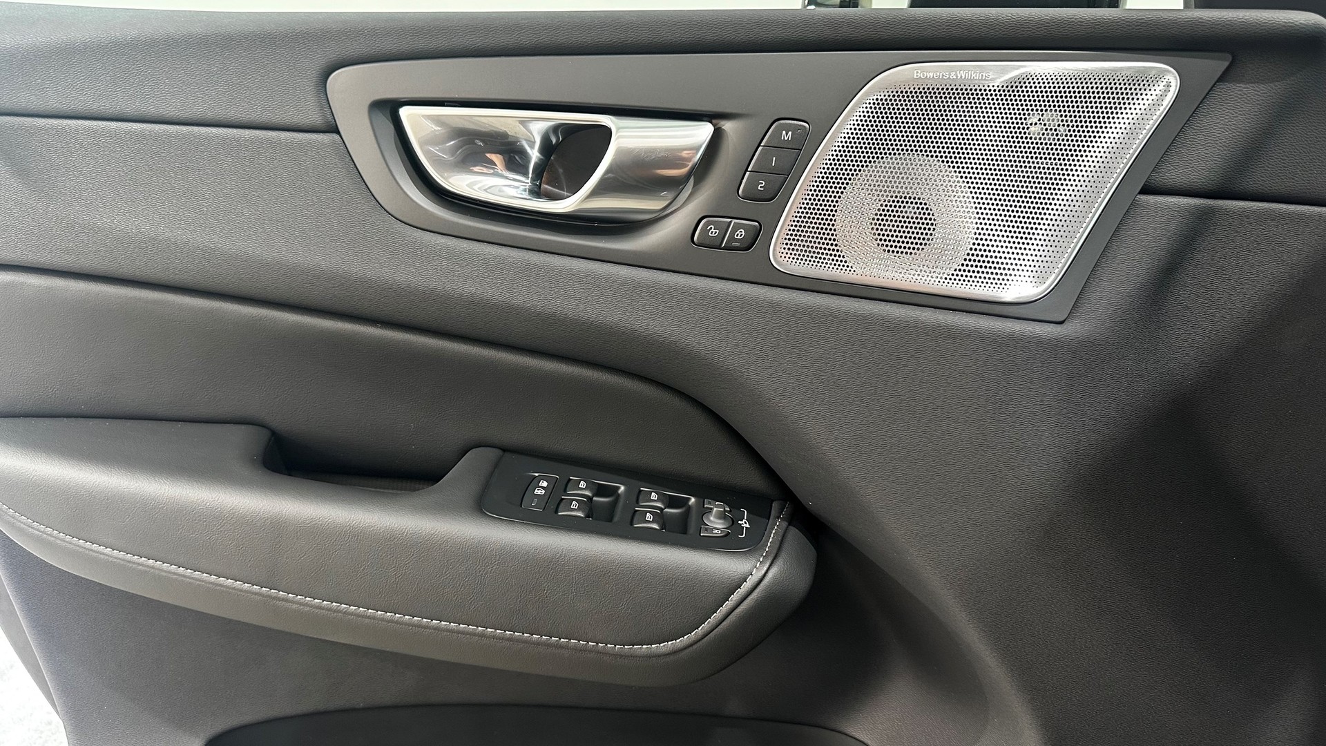 VOLVO XC60 2.0 T8 TE Ultra Dark eAWD-image-11