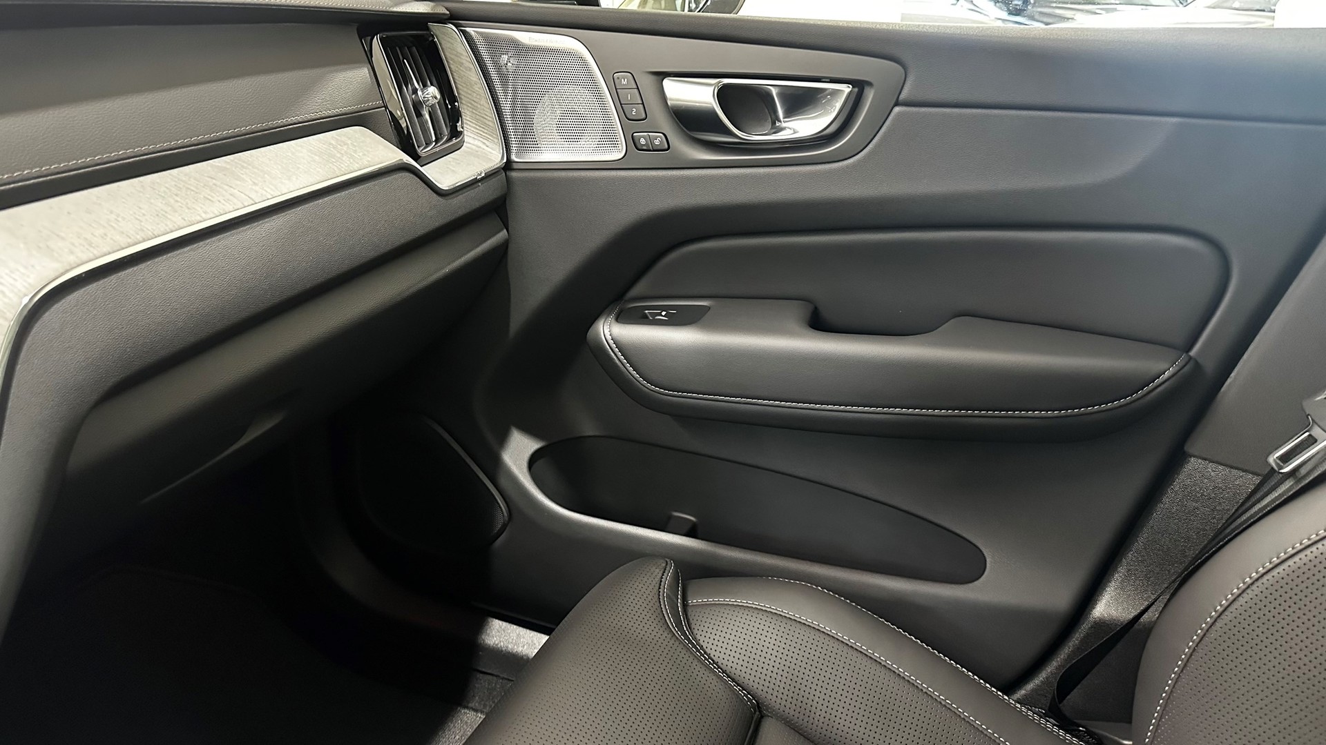 VOLVO XC60 2.0 T8 TE Ultra Dark eAWD-image-13