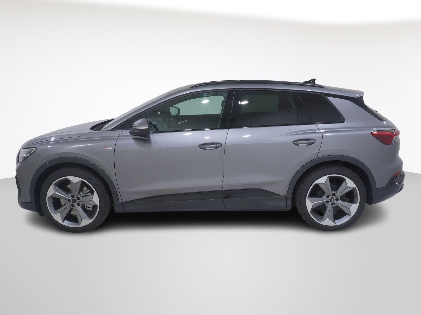 AUDI Q4 e-tron 55 quattro S line-image-1