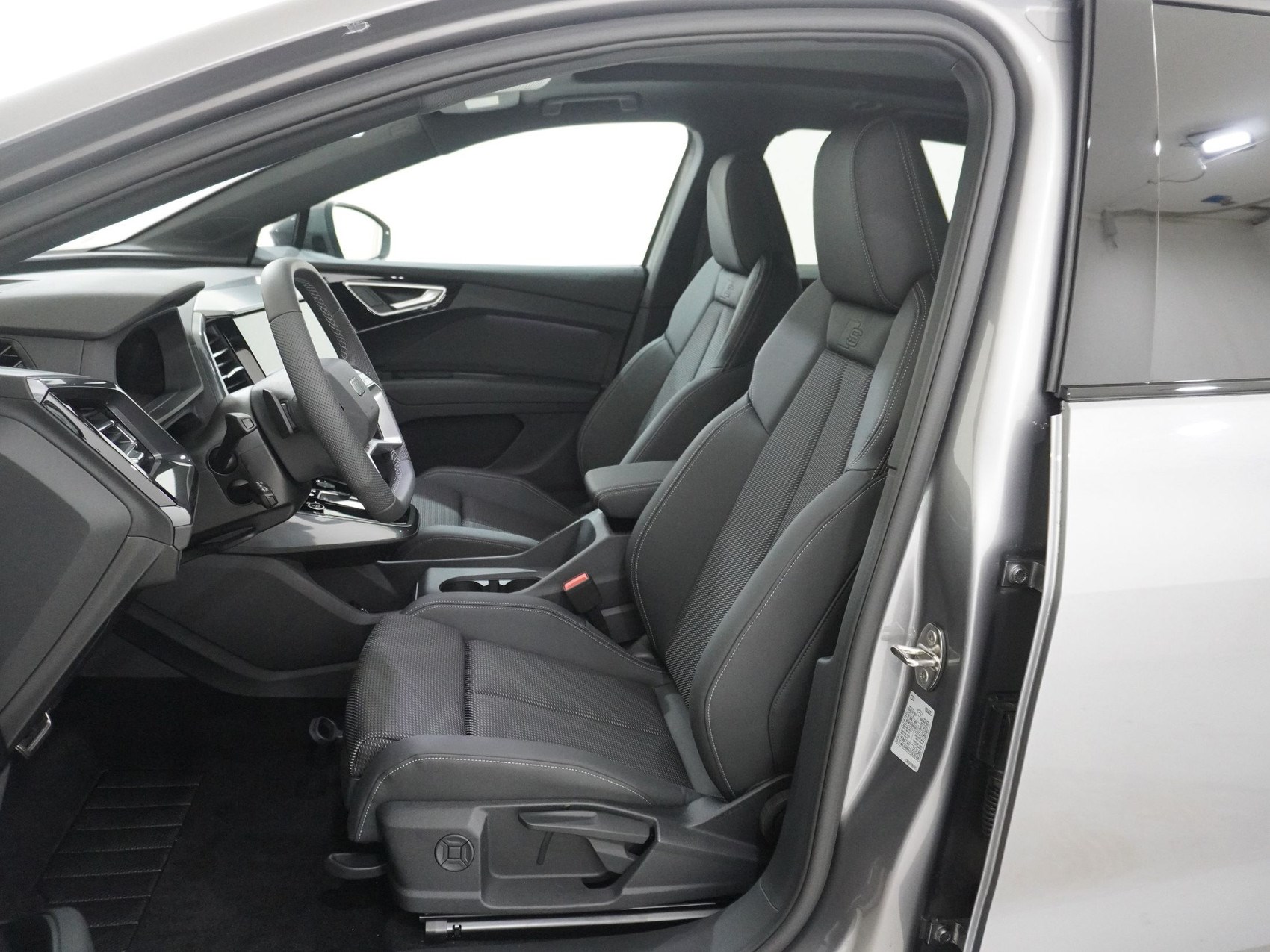 AUDI Q4 e-tron 55 quattro S line-image-12