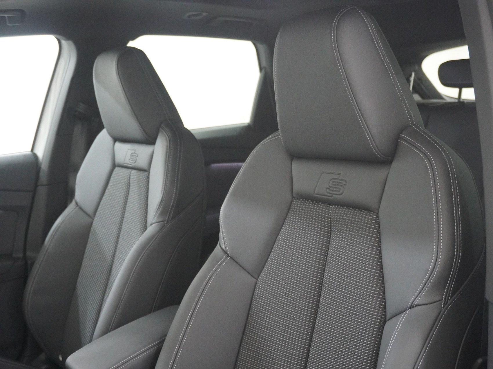 AUDI Q4 e-tron 55 quattro S line-image-13