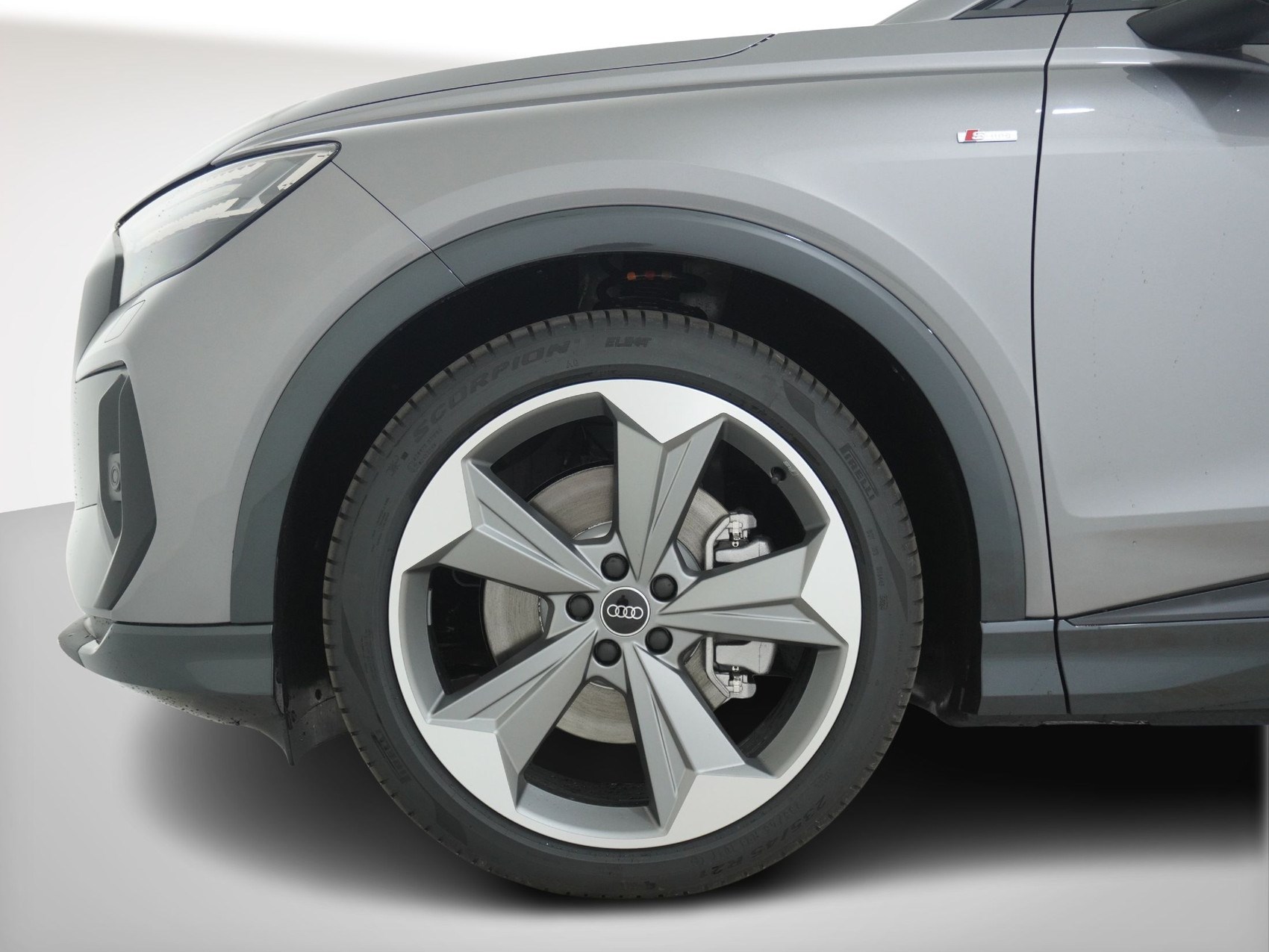 AUDI Q4 e-tron 55 quattro S line-image-9