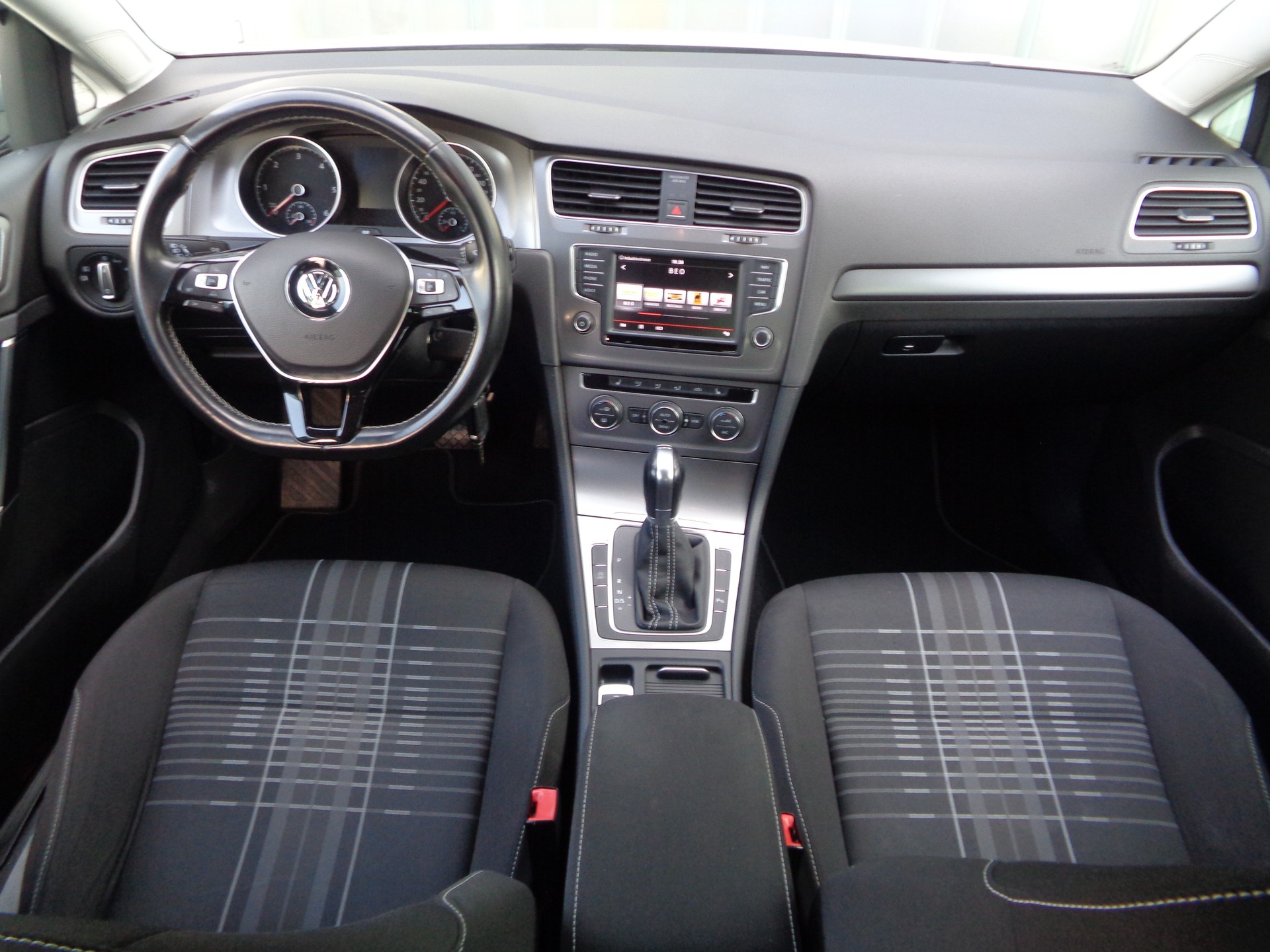 VW Golf 2.0 TDI Lounge DSG-image-13