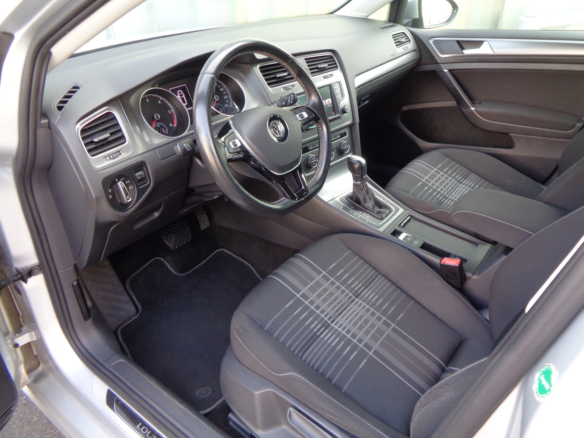 VW Golf 2.0 TDI Lounge DSG-image-1