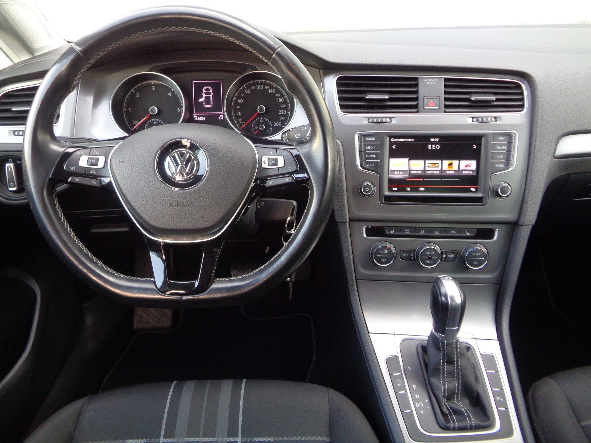 VW Golf 2.0 TDI Lounge DSG-image-3
