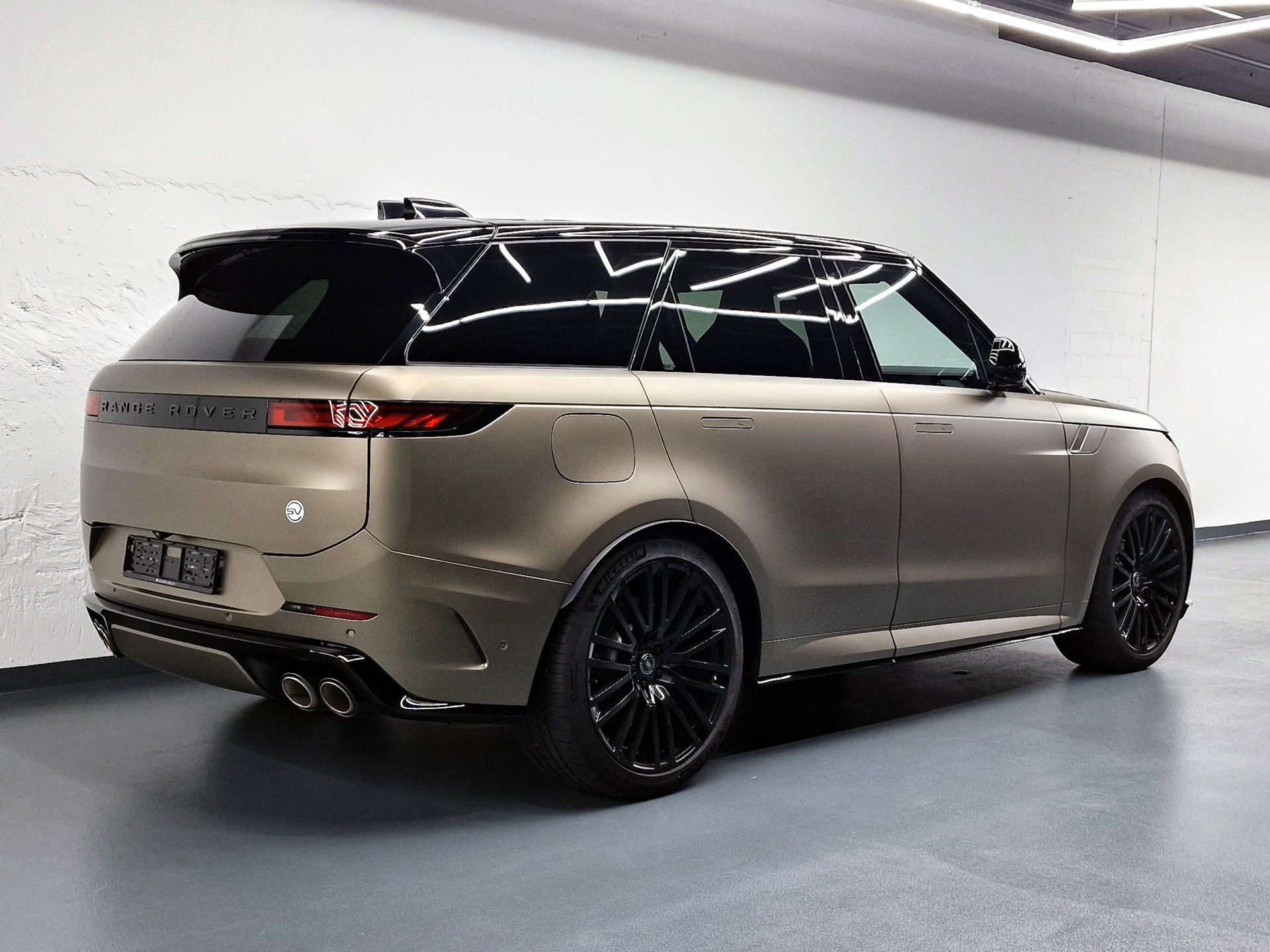 LAND ROVER Range Rover Sport P635 4.4 V8 SV Edition One-showroom-element-2
