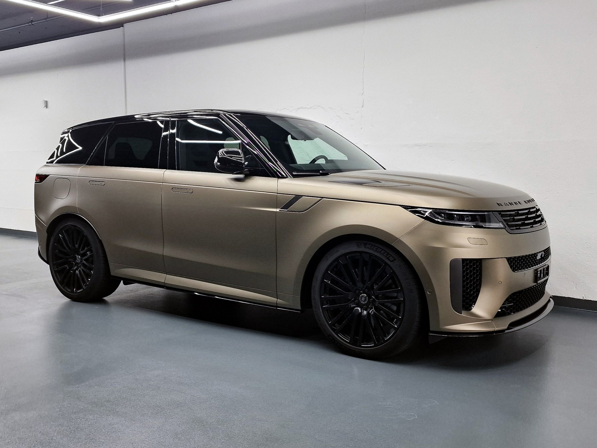 LAND ROVER Range Rover Sport P635 4.4 V8 SV Edition One-showroom-element-1
