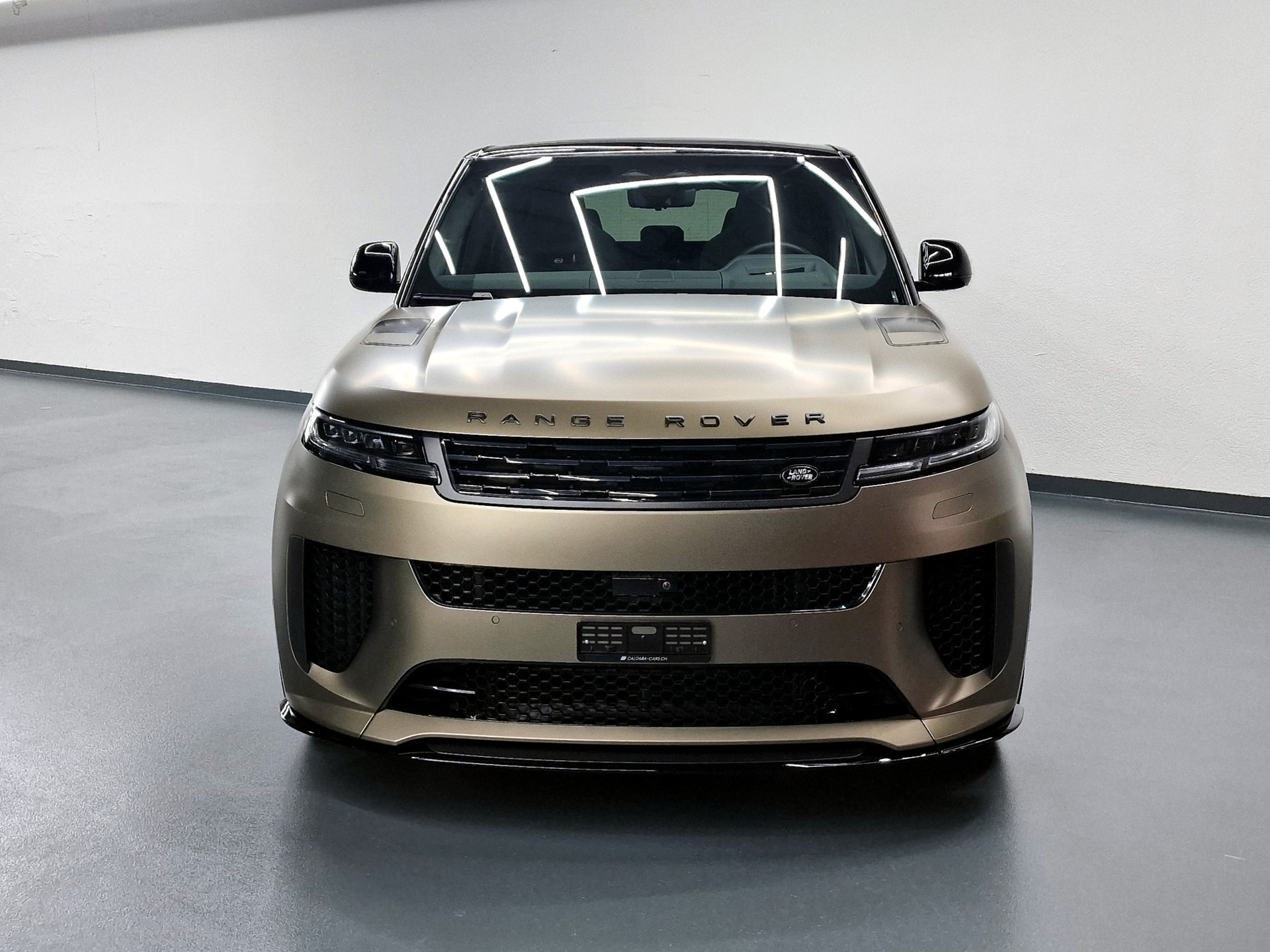 LAND ROVER Range Rover Sport P635 4.4 V8 SV Edition One-showroom-element-3