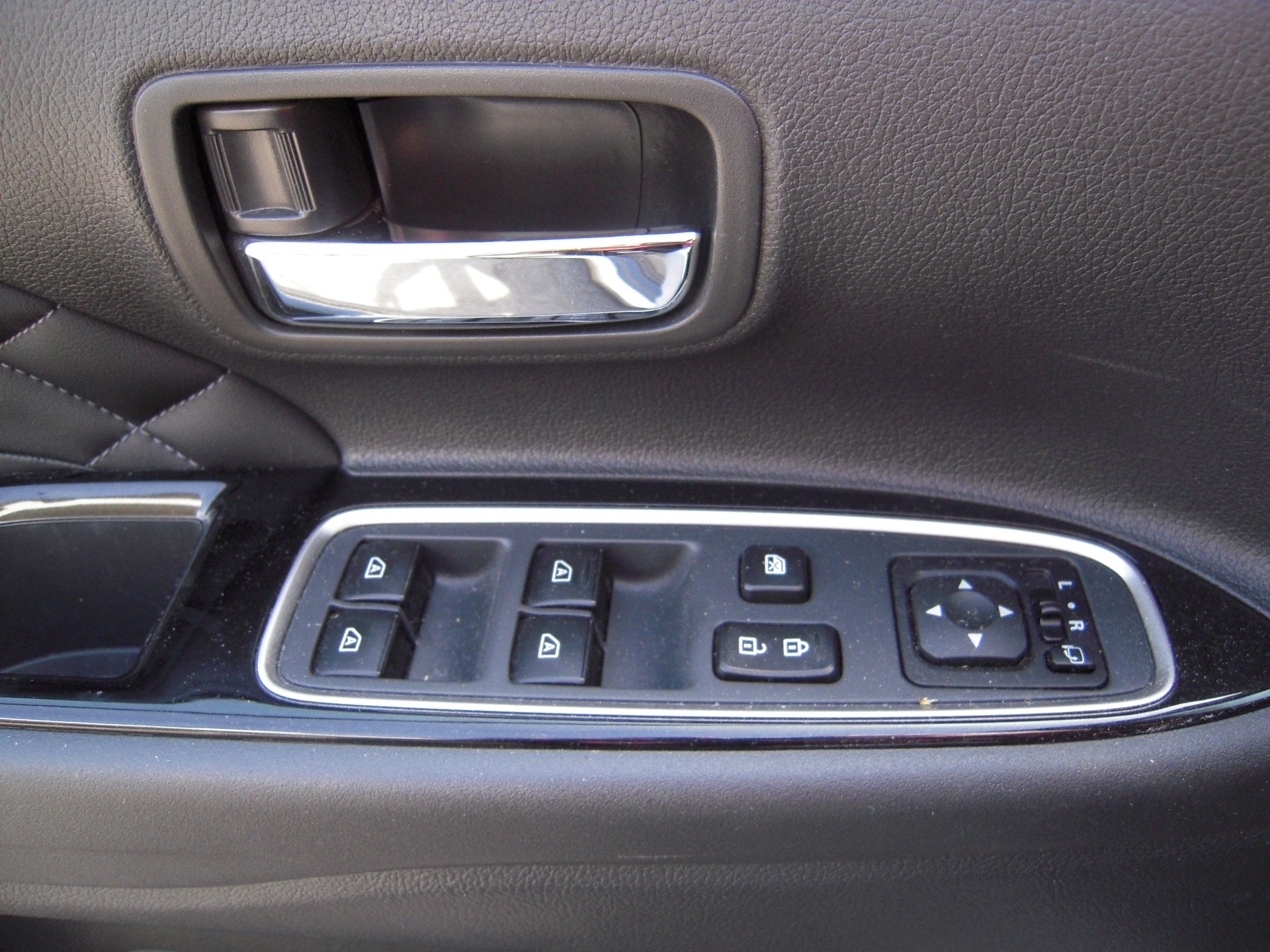 MITSUBISHI Outlander 2.4 PHEV Diamond 4WD Automatic-image-7