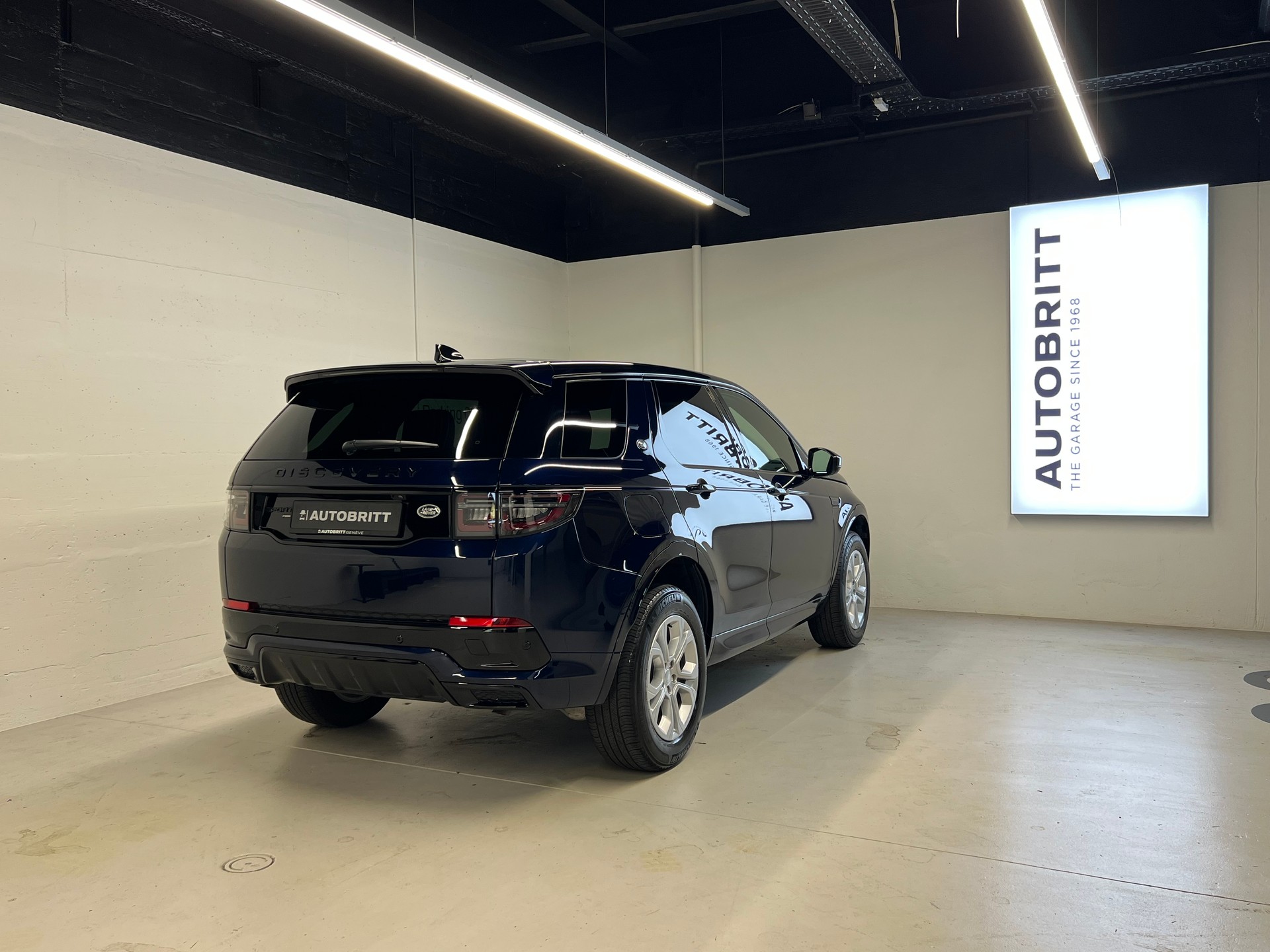 LAND ROVER Discovery Sport 1.5 T 300e R-Dynamic S-showroom-element-1