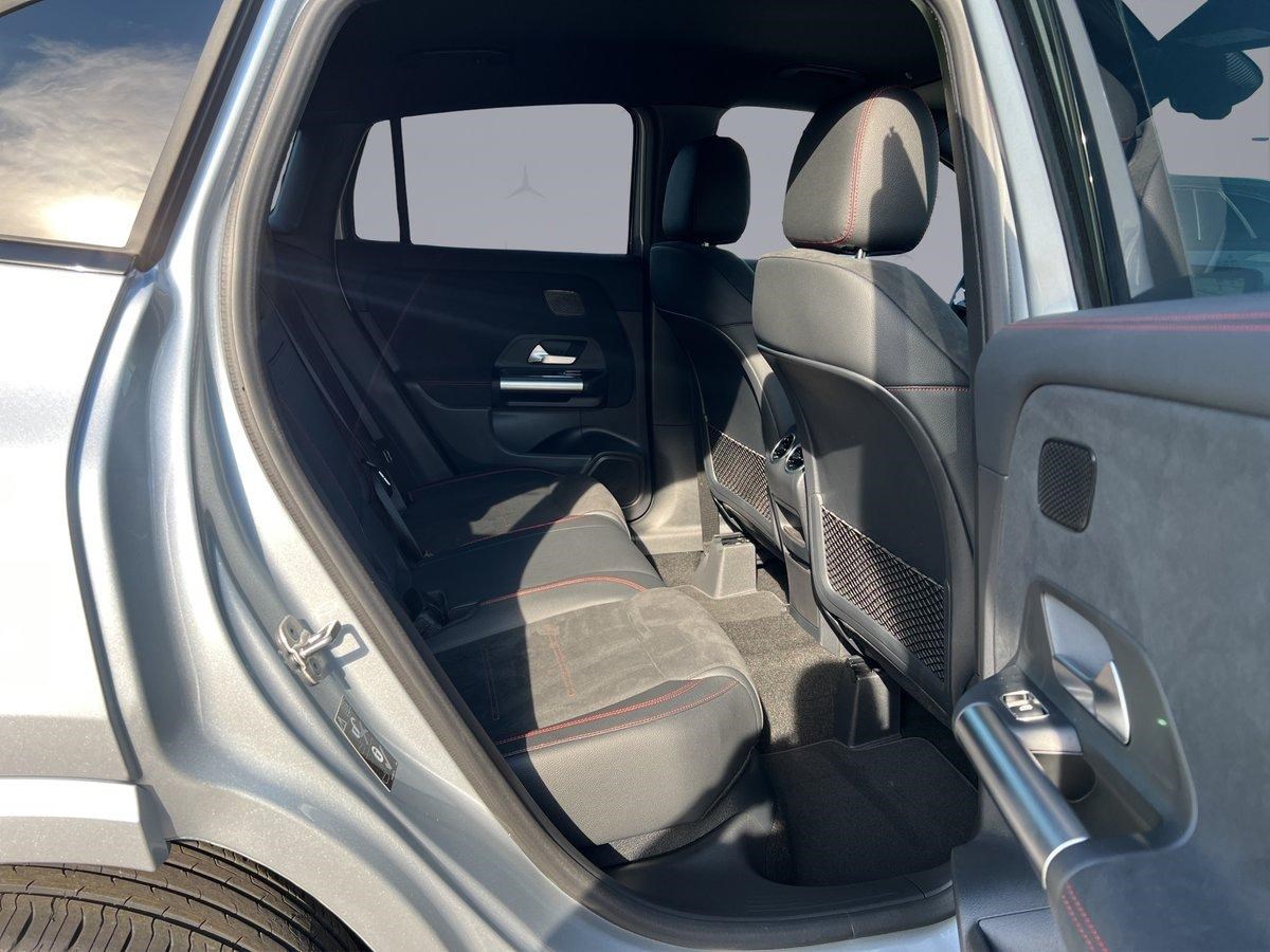 MERCEDES-BENZ GLA 200 AMG Line-image-16