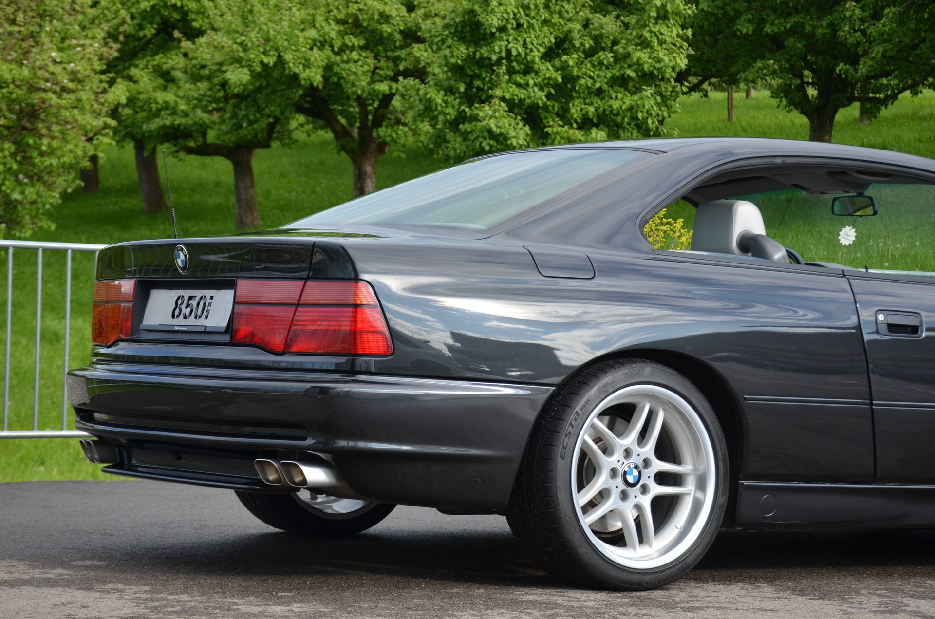 BMW 850i A-image-8