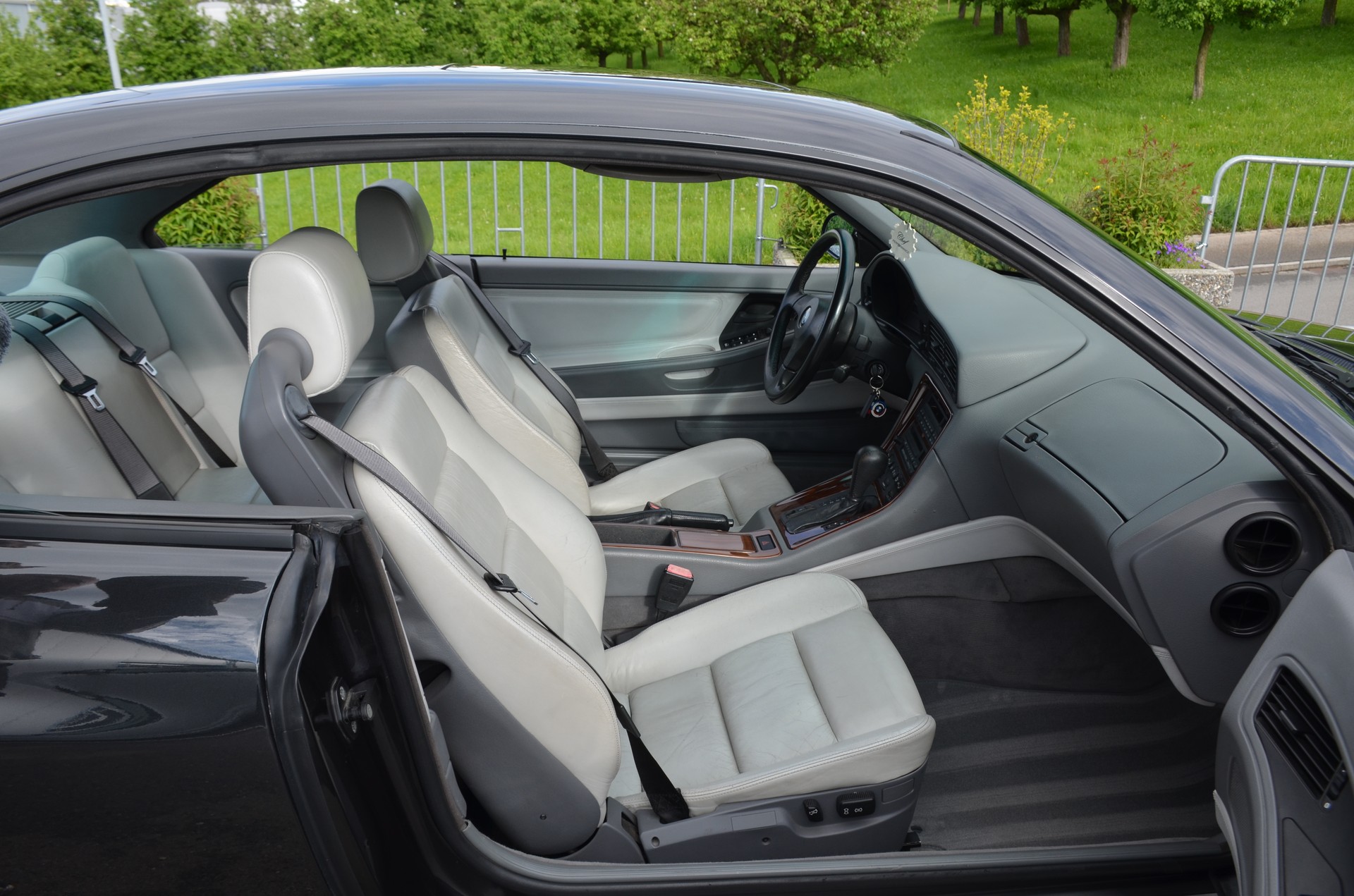BMW 850i A-image-13