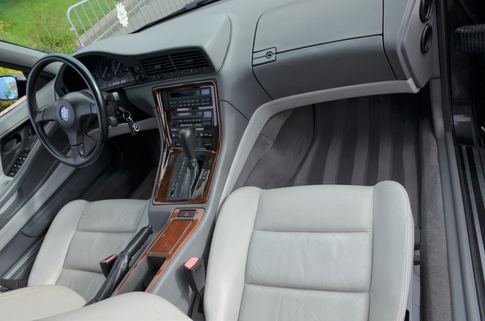 BMW 850i A-image-12