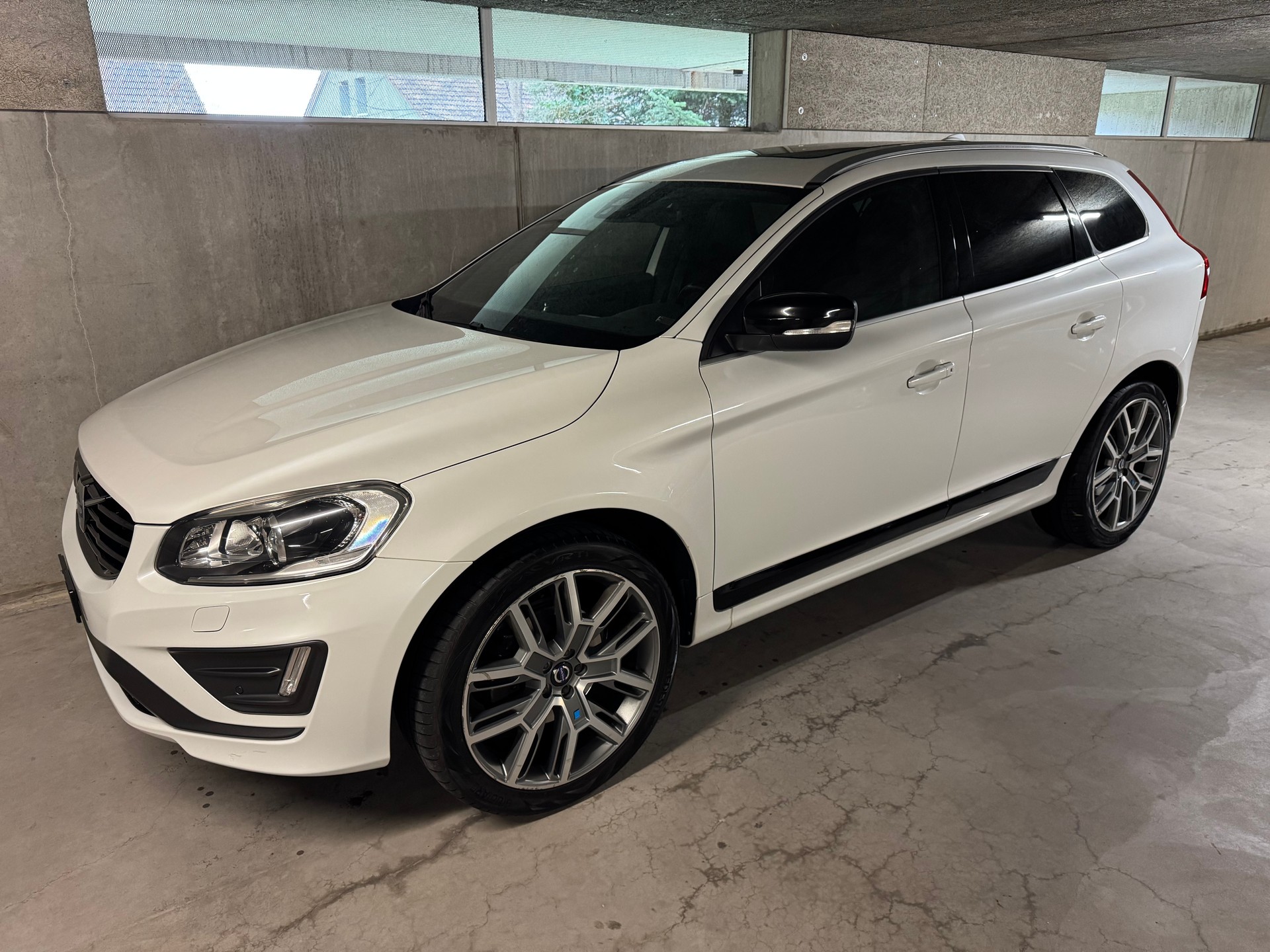 VOLVO XC60 D5 AWD Momentum R-Design Geartronic