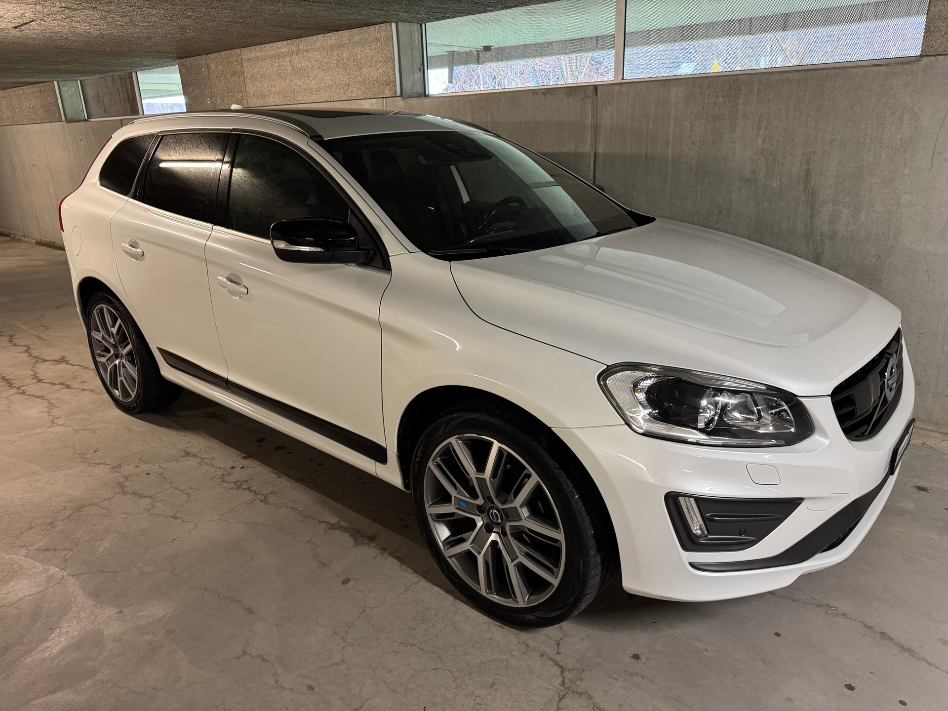 VOLVO XC60 D5 AWD Momentum R-Design Geartronic-showroom-element-3