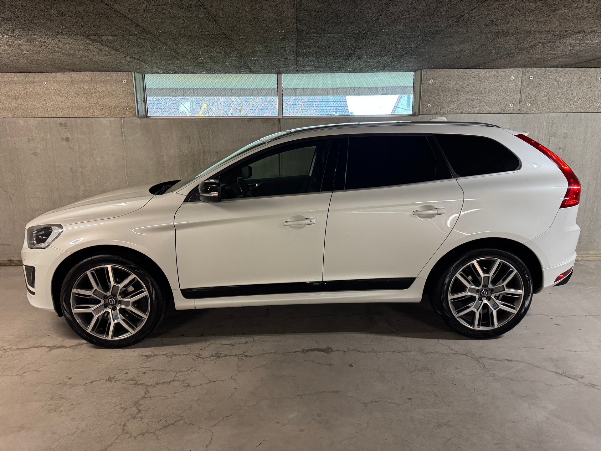 VOLVO XC60 D5 AWD Momentum R-Design Geartronic-showroom-element-1