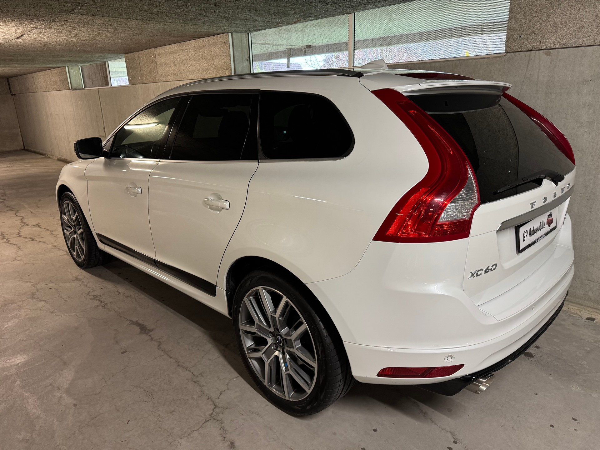 VOLVO XC60 D5 AWD Momentum R-Design Geartronic-showroom-element-2