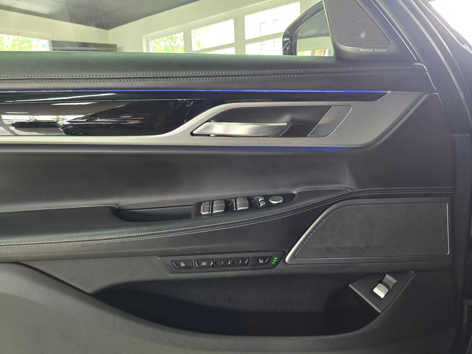 BMW 740d xDrive Steptronic M-Sport LCI-image-15