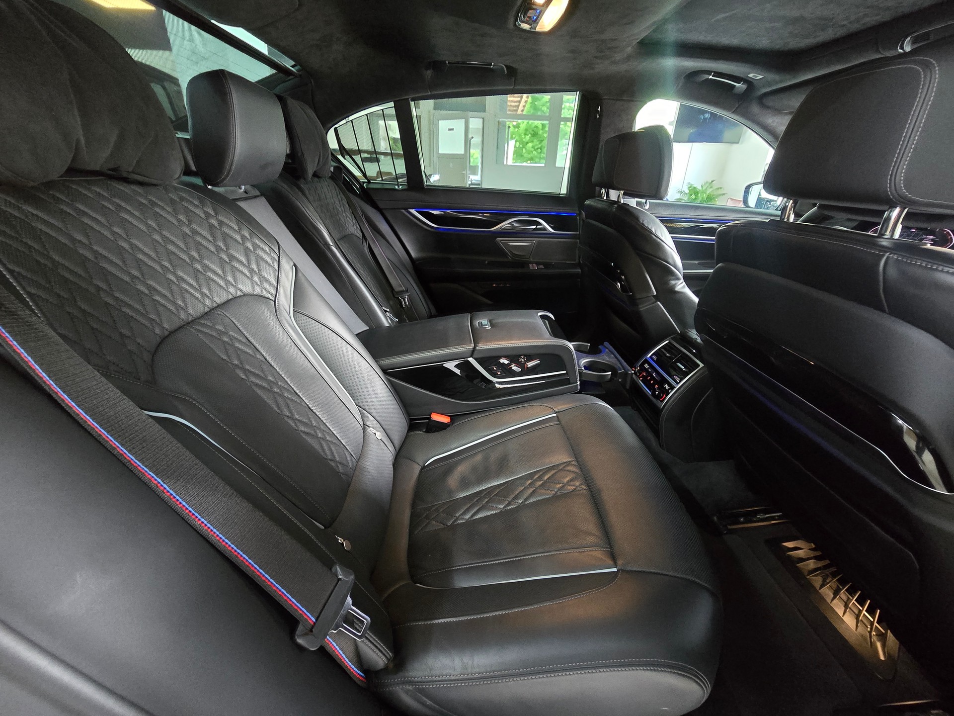 BMW 740d xDrive Steptronic M-Sport LCI-image-19