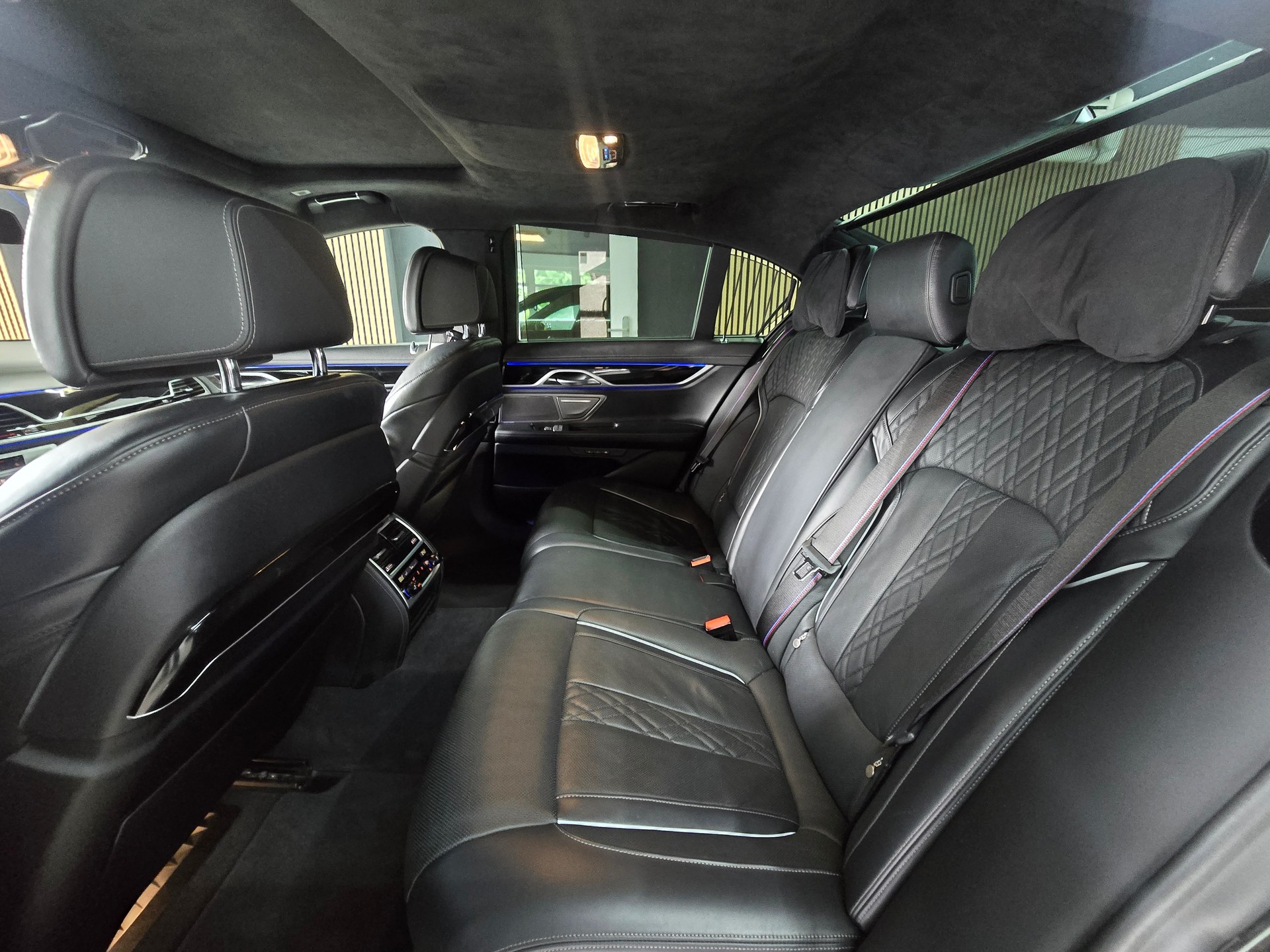 BMW 740d xDrive Steptronic M-Sport LCI-image-16