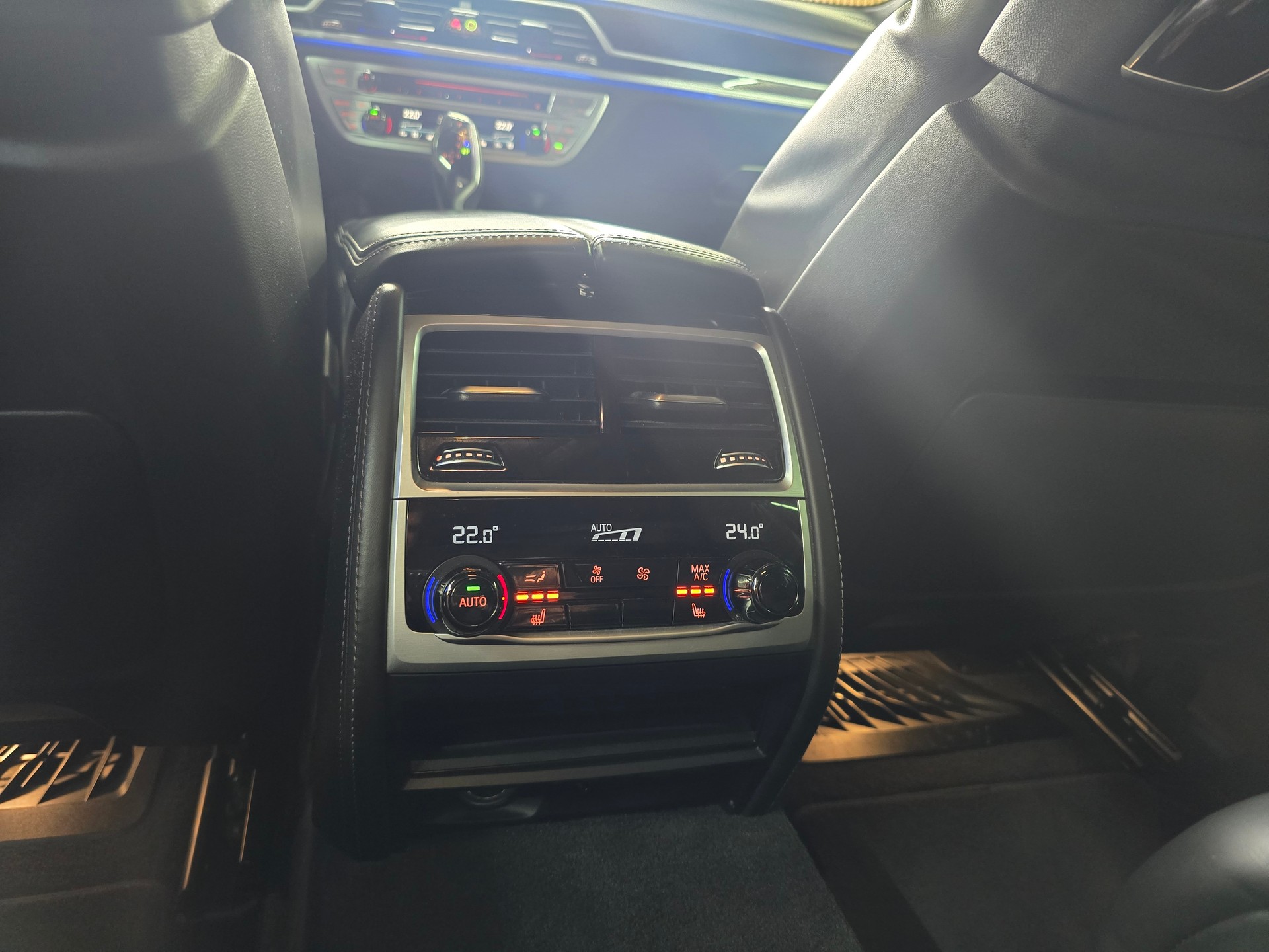 BMW 740d xDrive Steptronic M-Sport LCI-image-18