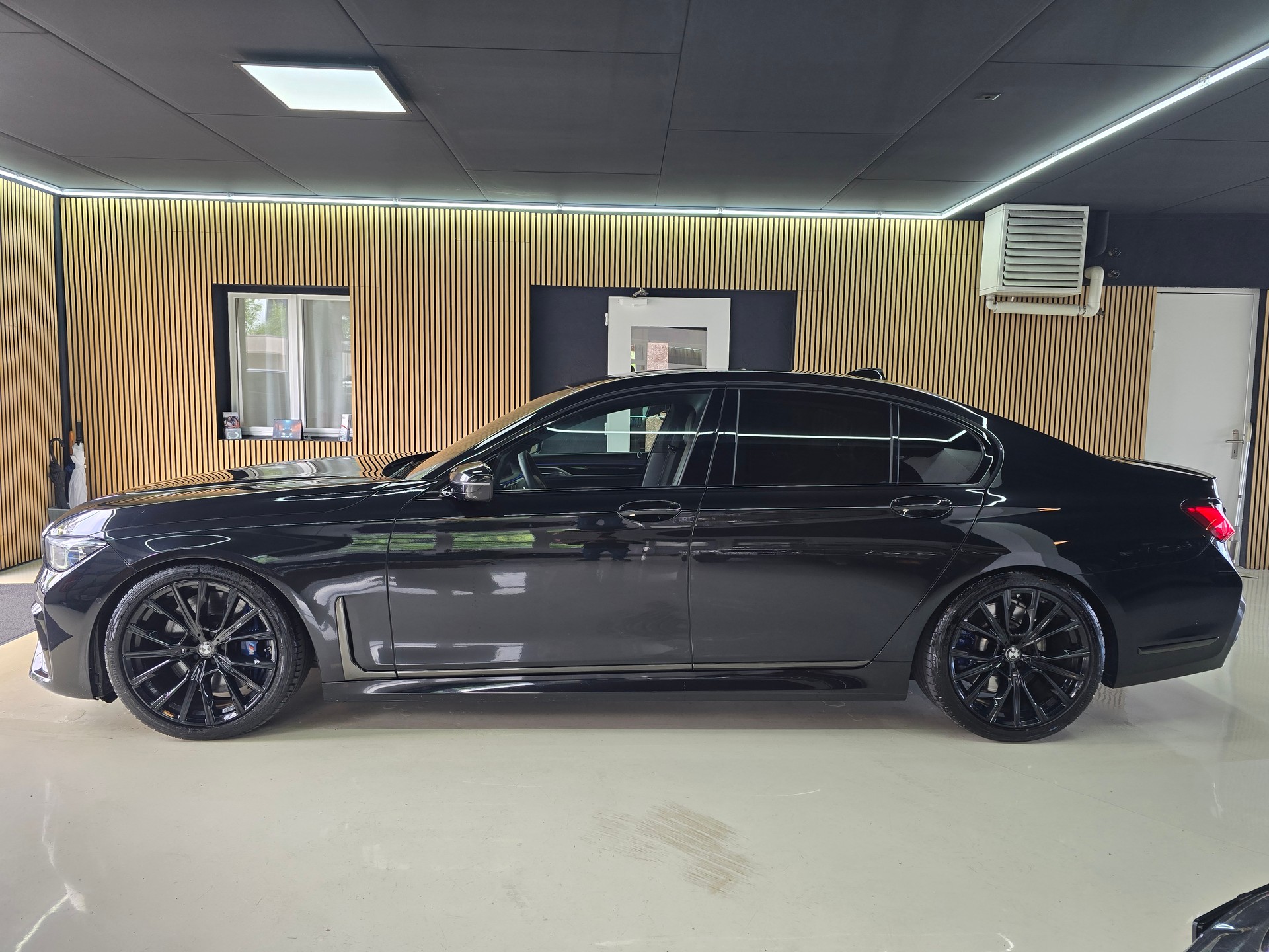BMW 740d xDrive Steptronic M-Sport LCI-showroom-element-3
