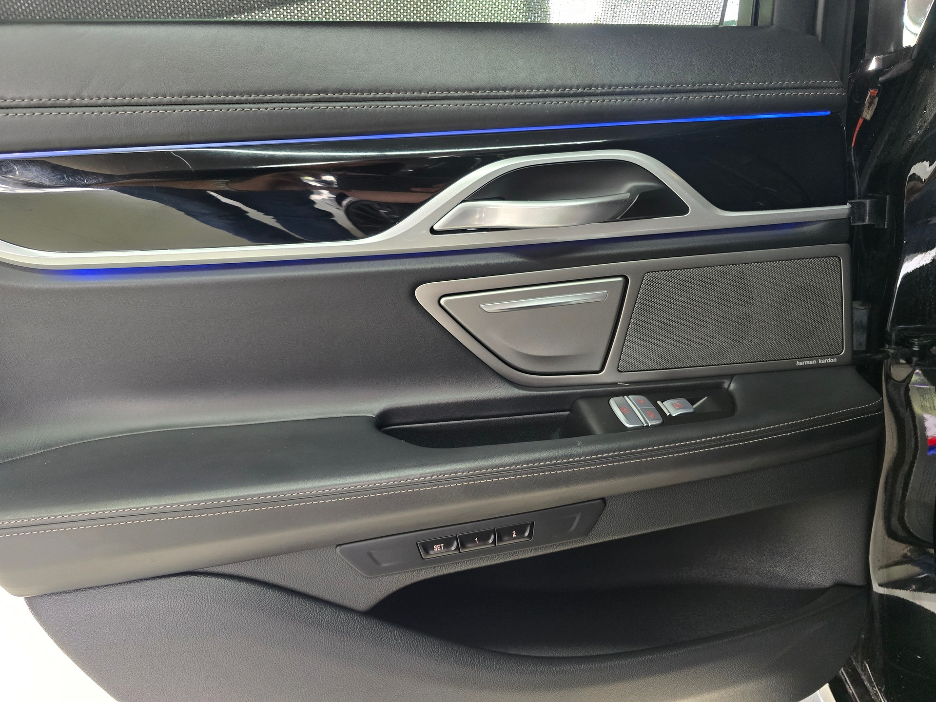 BMW 740d xDrive Steptronic M-Sport LCI-image-17