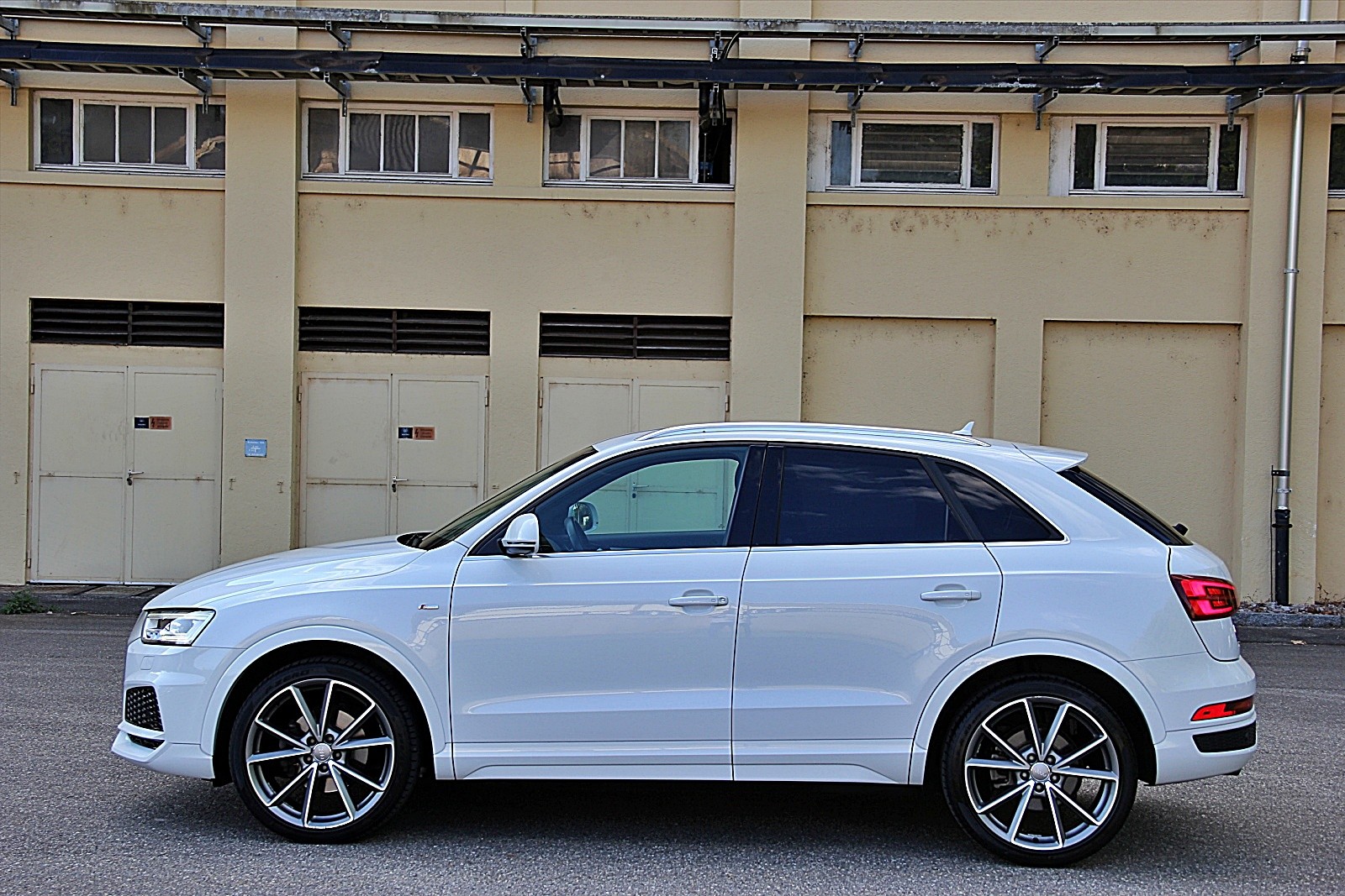 AUDI Q3 2.0 TDI sport quattro S-Line-showroom-element-1