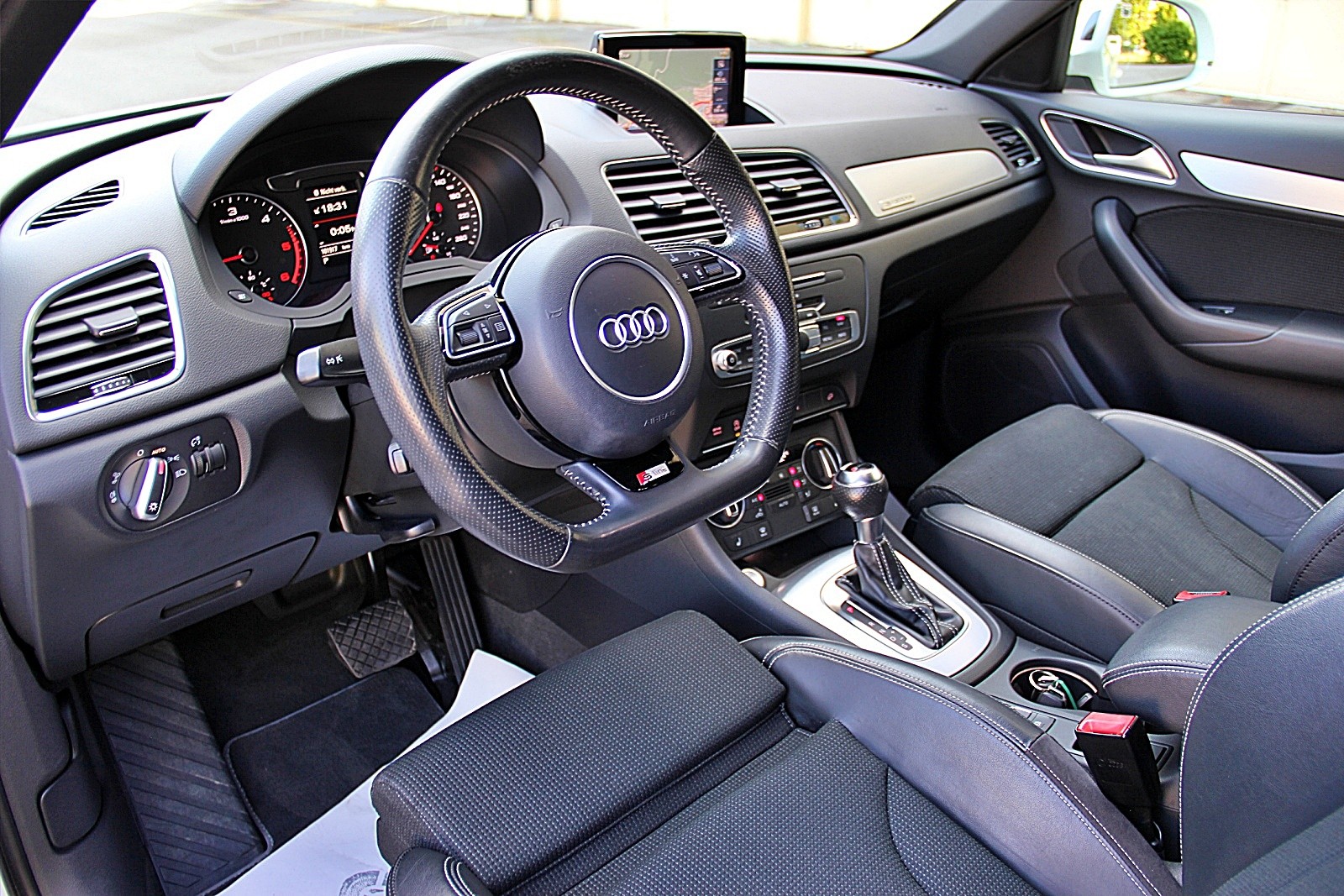 AUDI Q3 2.0 TDI sport quattro S-Line-image-8