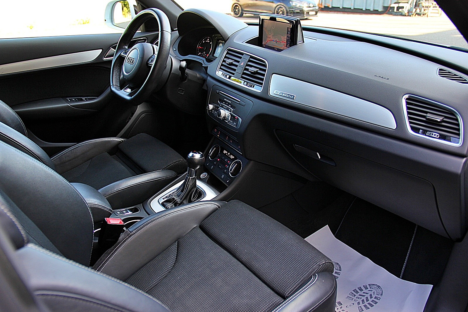 AUDI Q3 2.0 TDI sport quattro S-Line-image-12