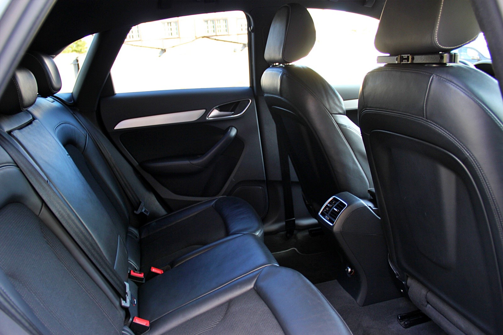 AUDI Q3 2.0 TDI sport quattro S-Line-image-11
