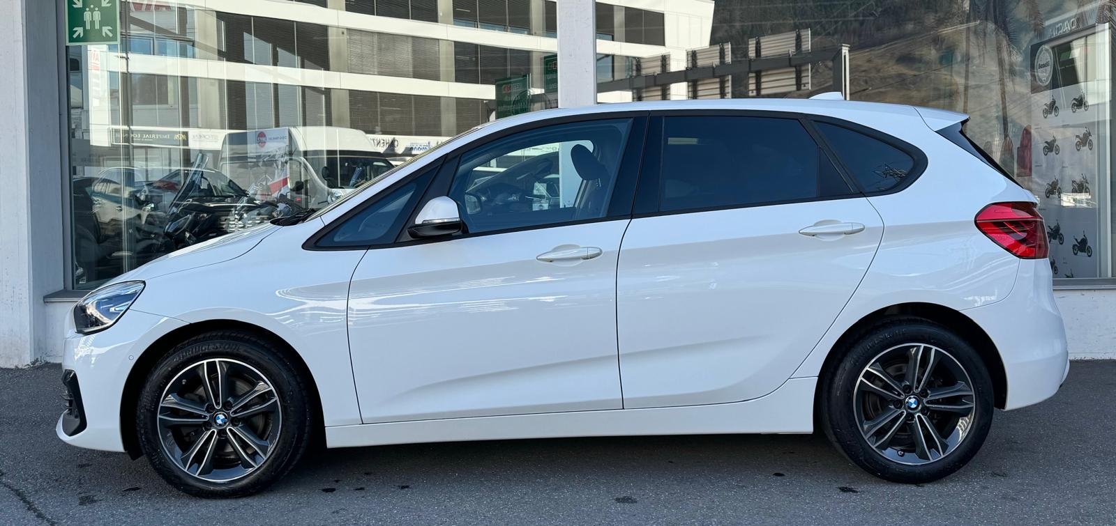 BMW 220i Active Tourer DKG Sport Line-showroom-element-2