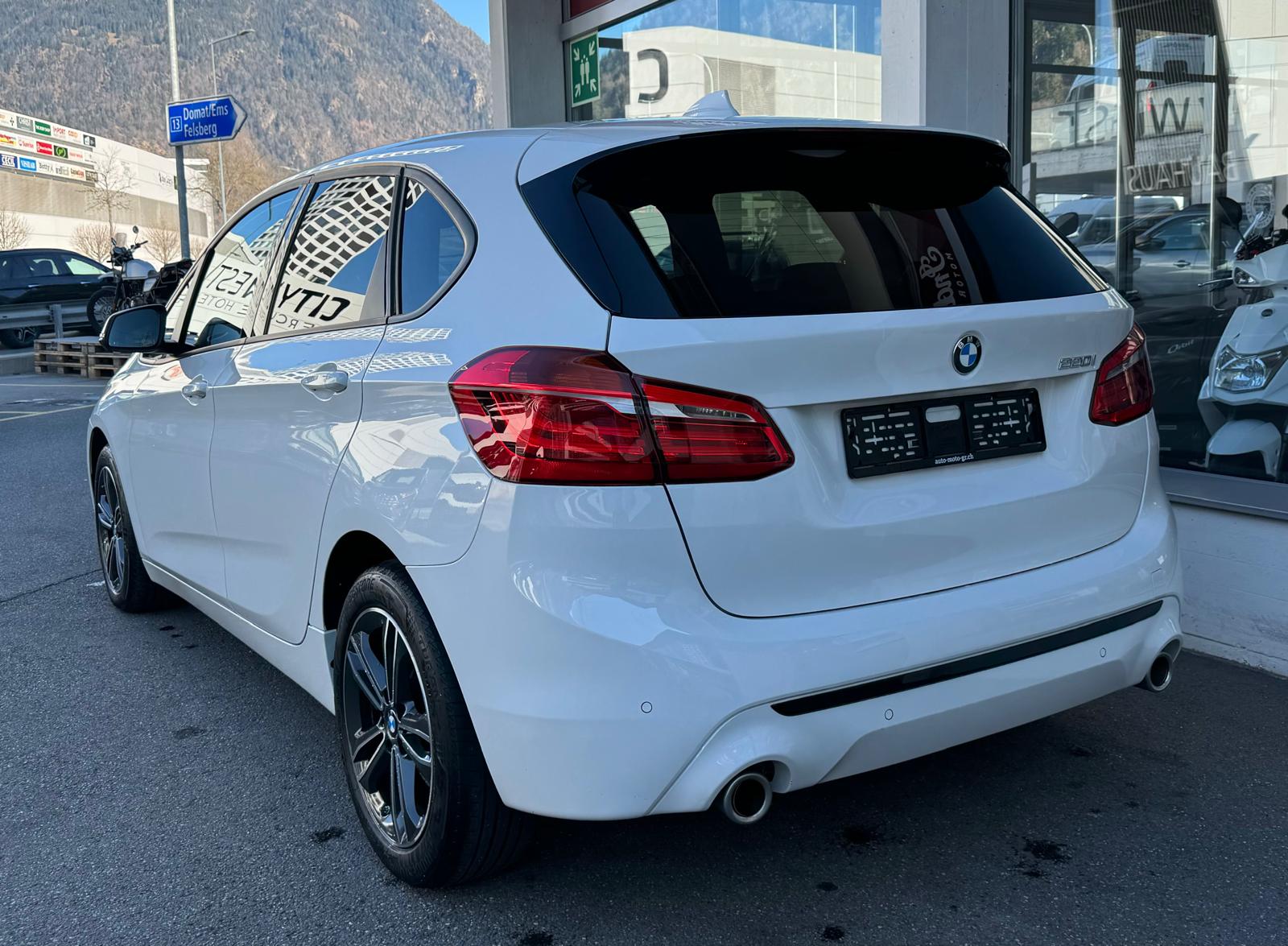 BMW 220i Active Tourer DKG Sport Line-showroom-element-3