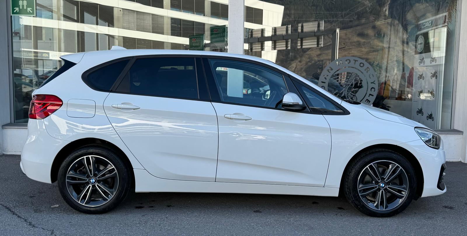 BMW 220i Active Tourer DKG Sport Line-showroom-element-1