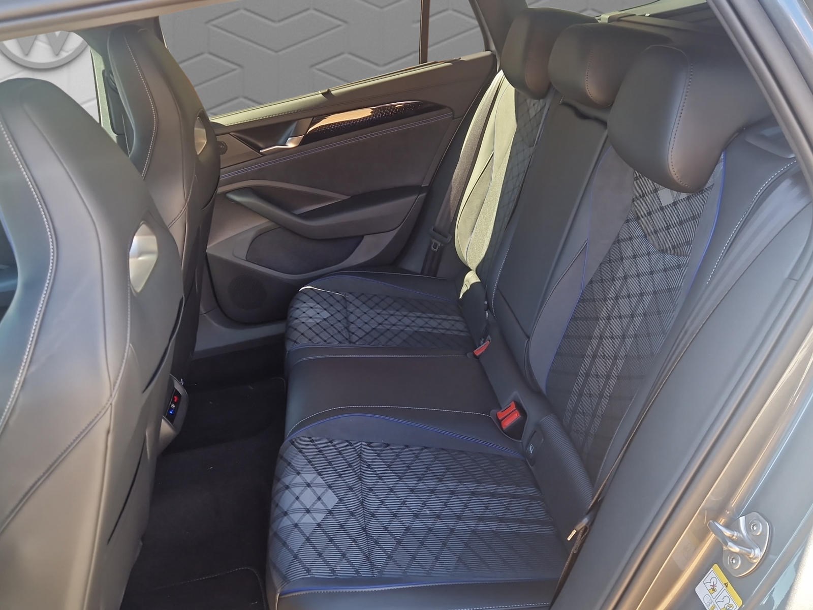 VW Passat Variant 2.0 TDI evo R-Line 4 Motion DSG-image-12